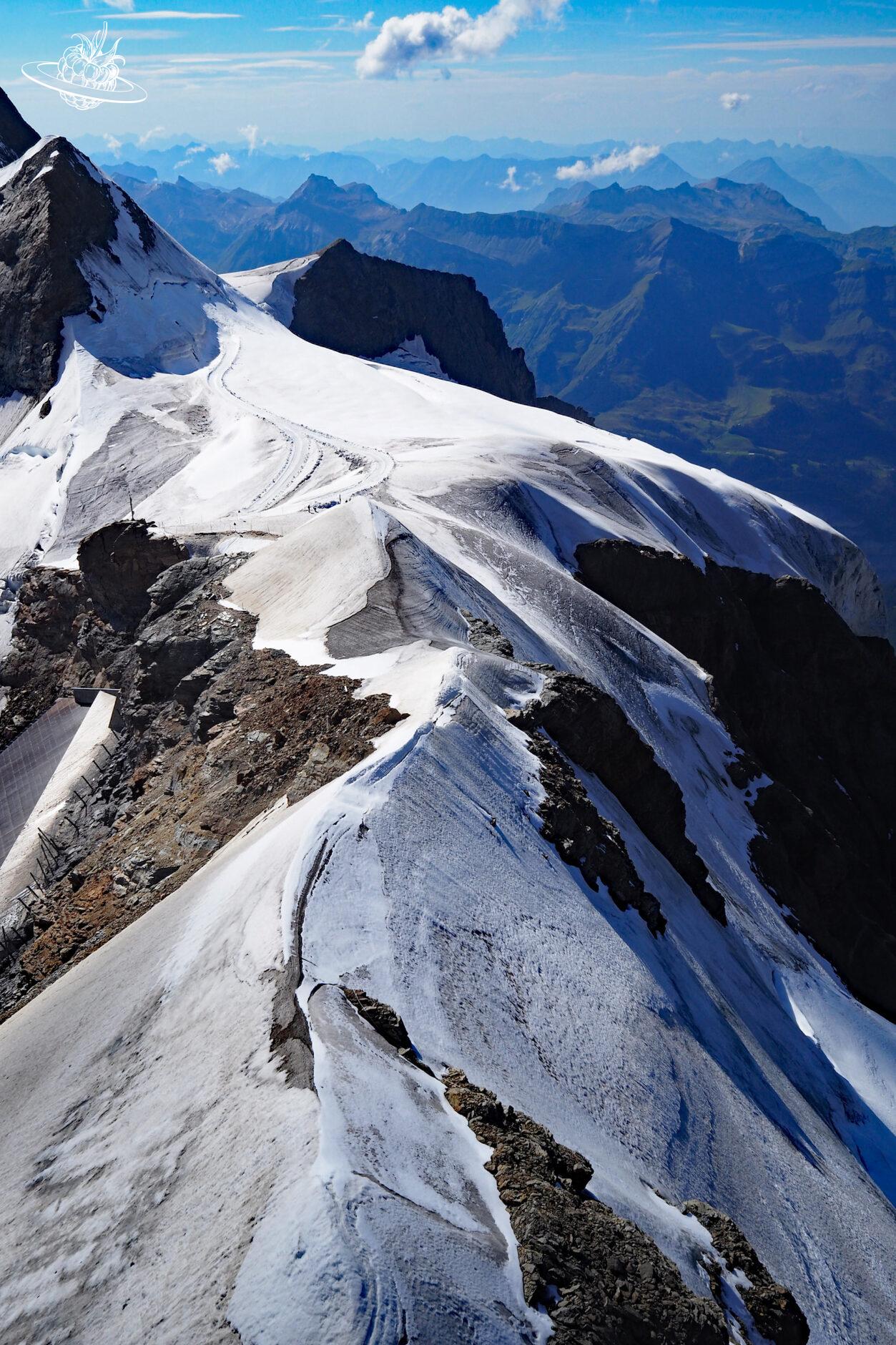 verschneiter Berg im Winter