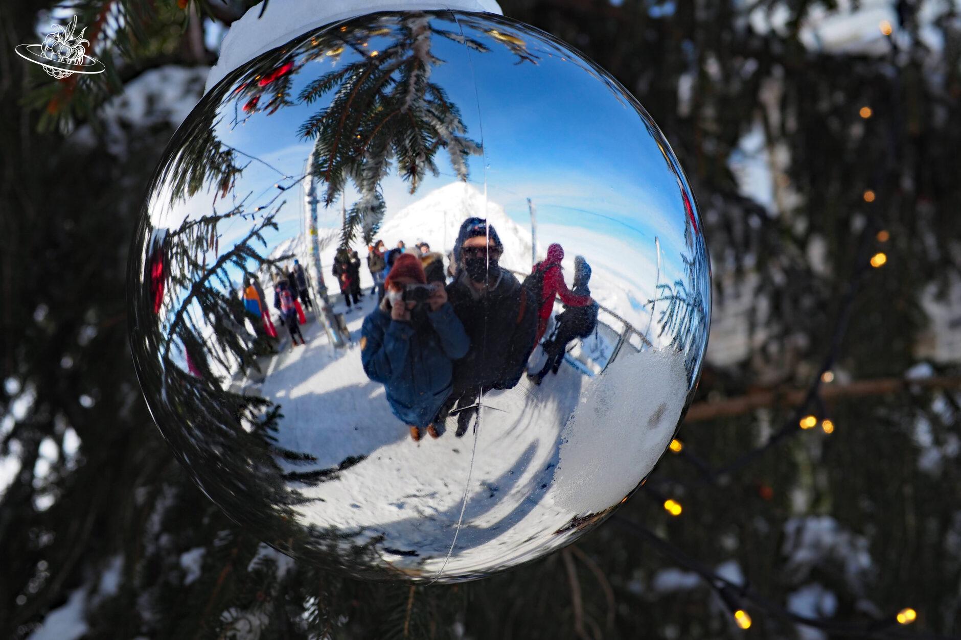 Eine Weihnachtskugel mit der Spiegelung