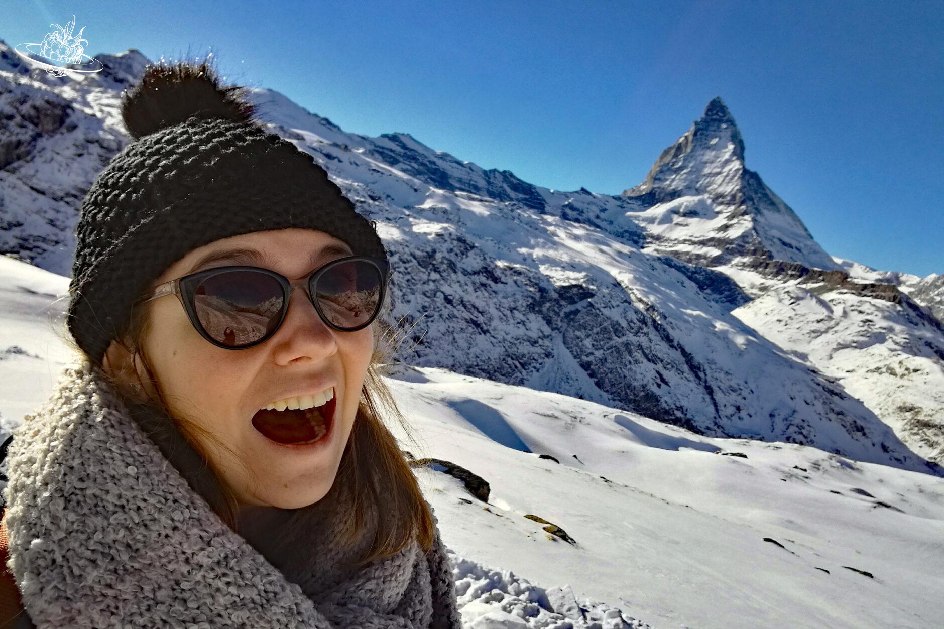 Frau im Vordergrund und im Hintergrund das markante Matterhorn
