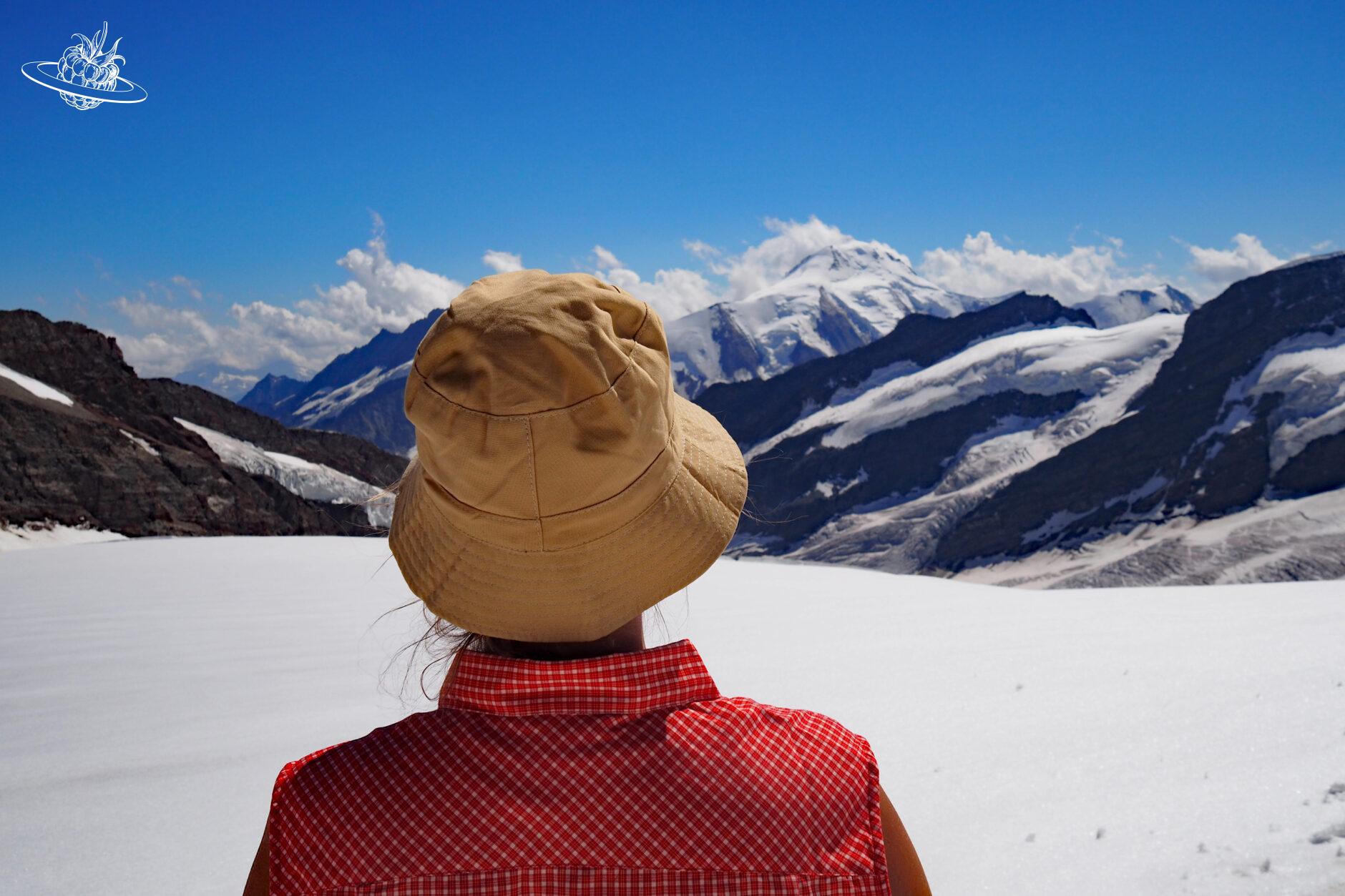 Frau blickt auf das Eisfeld