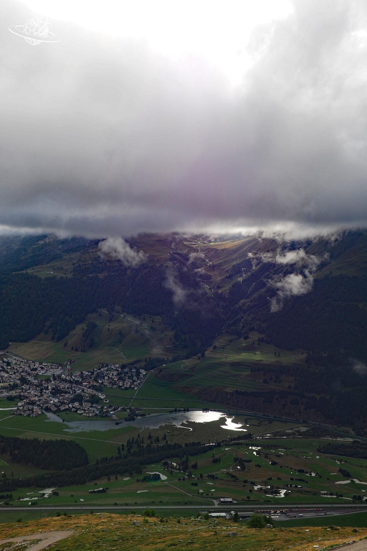 Bergaussicht mit tiefen Wolken
