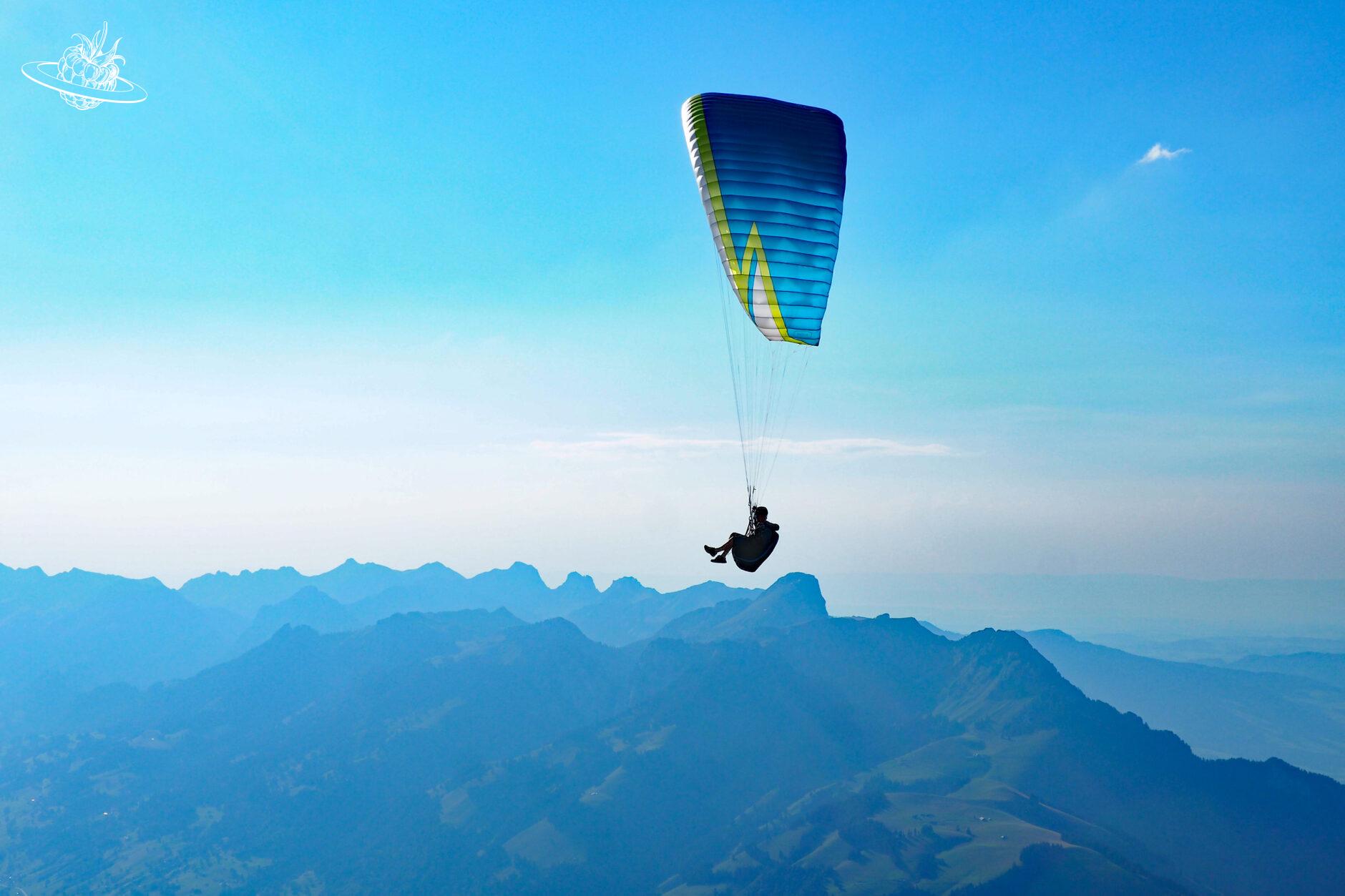 Gleitschirmflieger über den Bergen