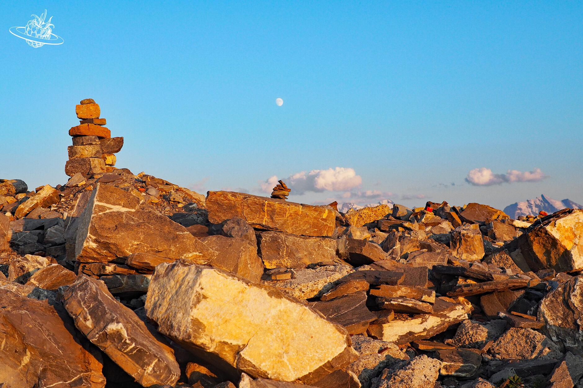 Steinhaufen mit Horizont und Bergen im Hintergrund