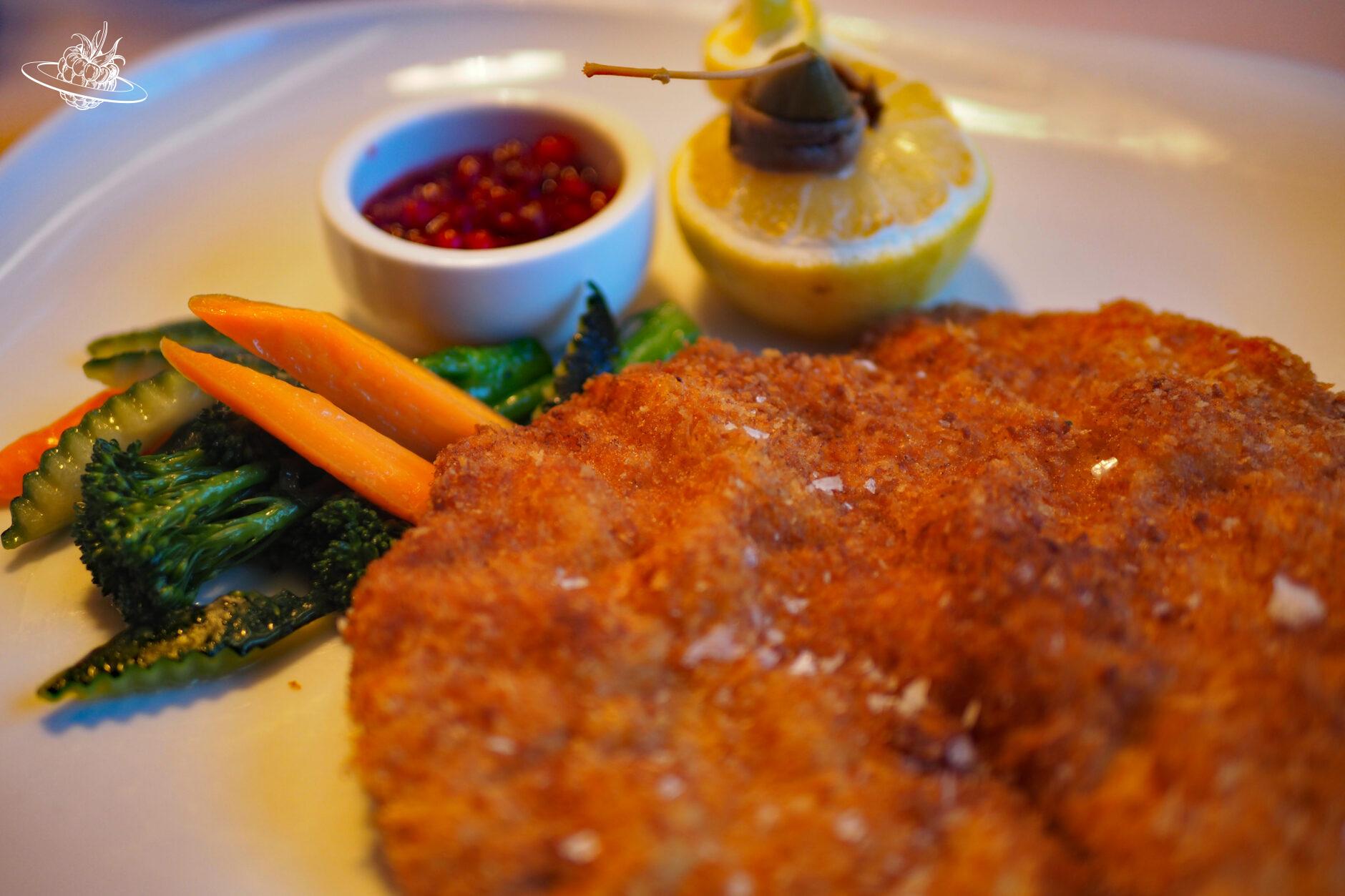 Wienerschnitzel mit Cranberrysauce auf dem Teller
