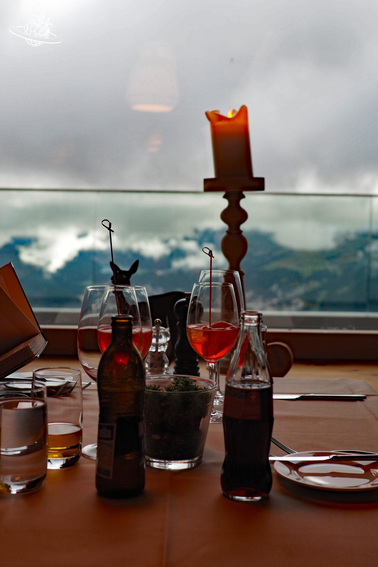 Tischgedeck und im Hintergrund schöne Aussicht