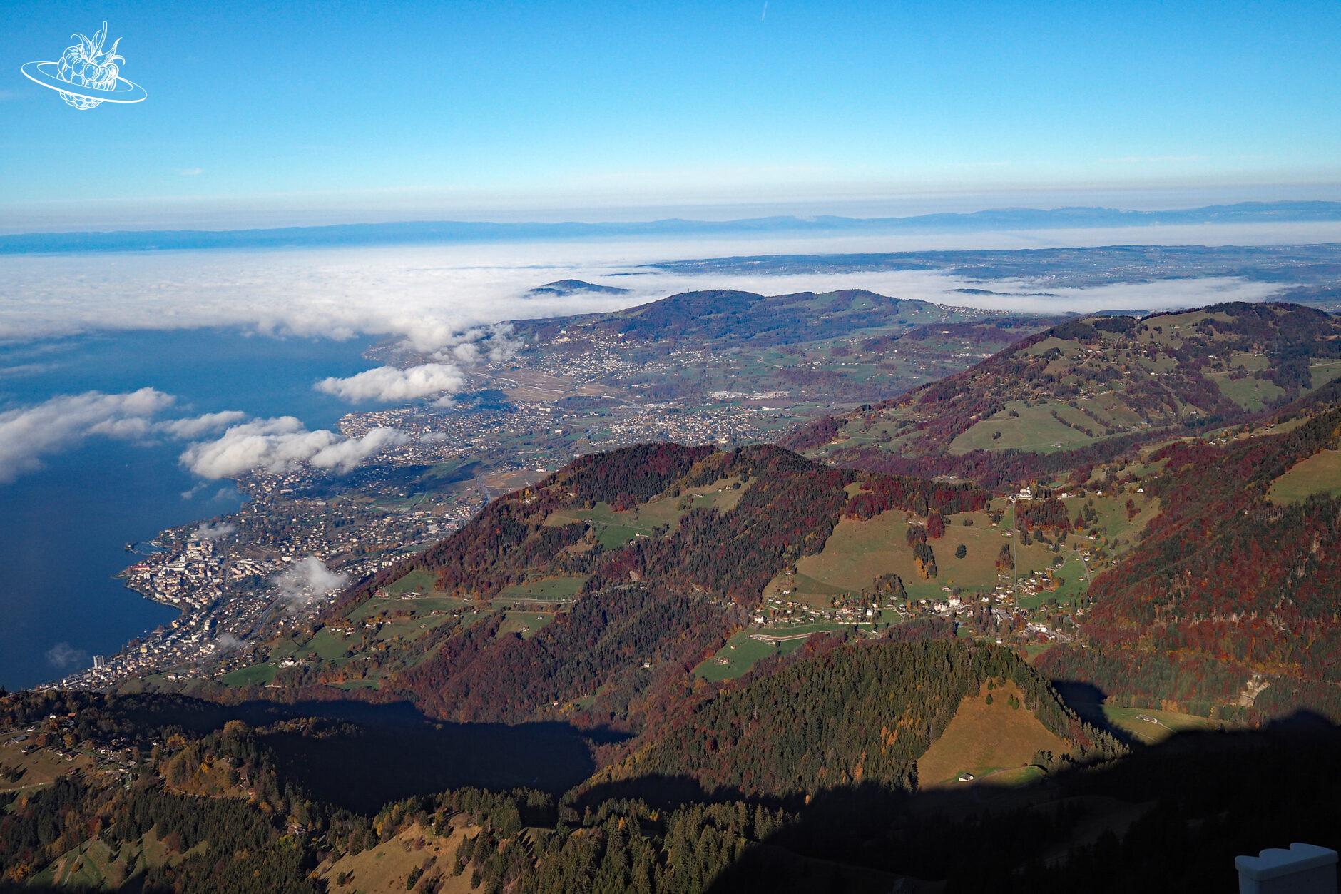 Aussicht über See und Berge