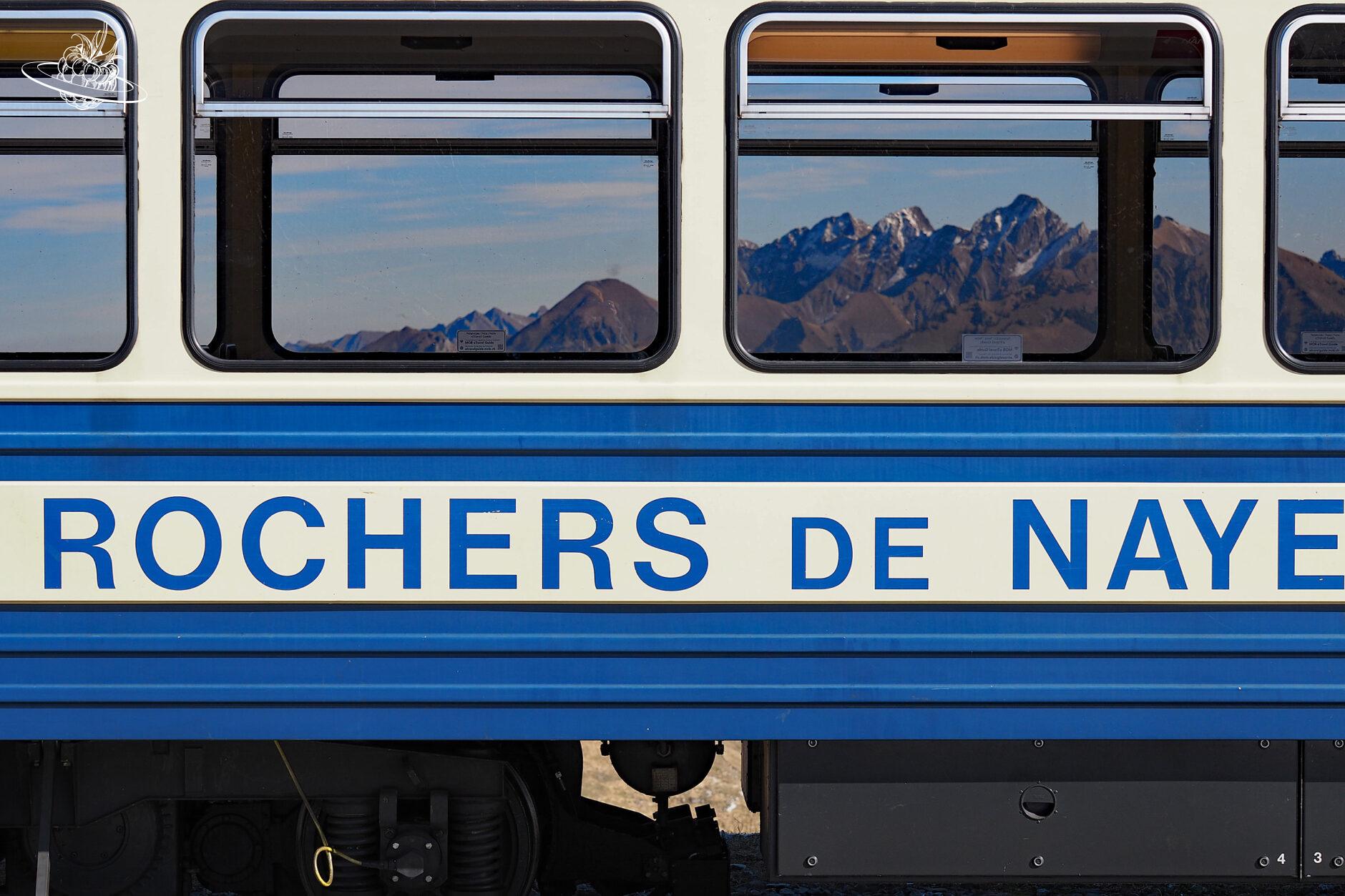 Eisenbahn Rochers de Naye und durch das Fenster sieht man die Bergkette