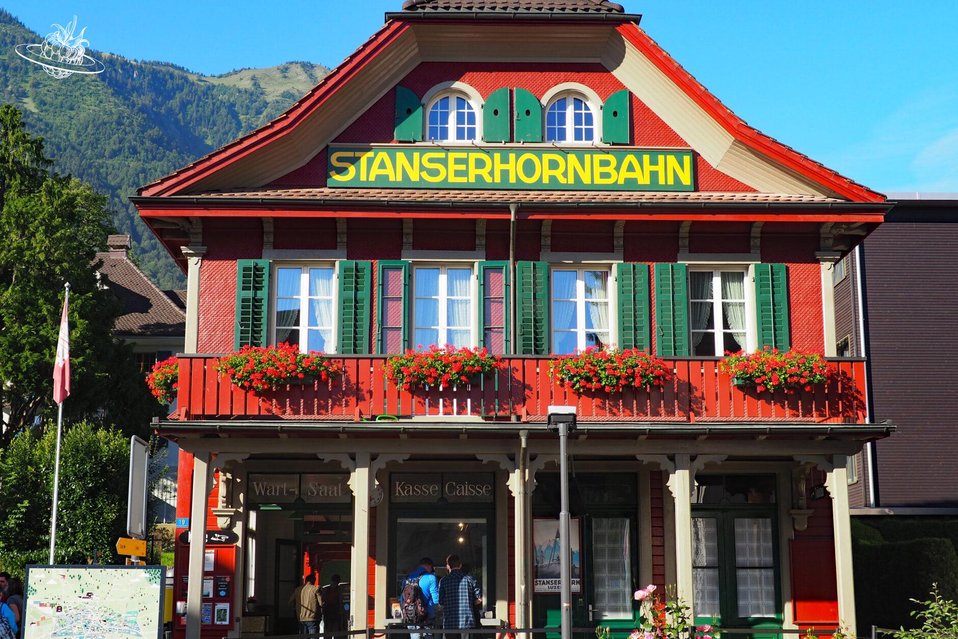 traditionalles Haus, welches als Bahnstation fungiert