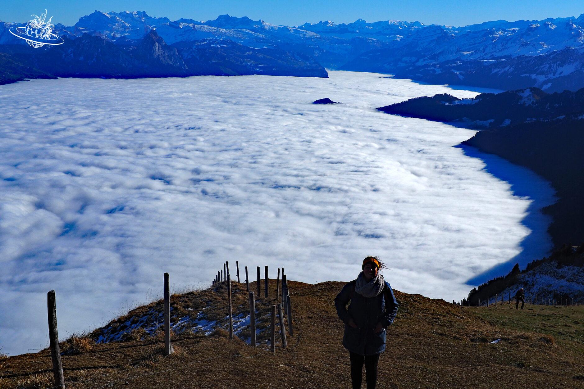Frau auf Berg vor dem Nebelmeer