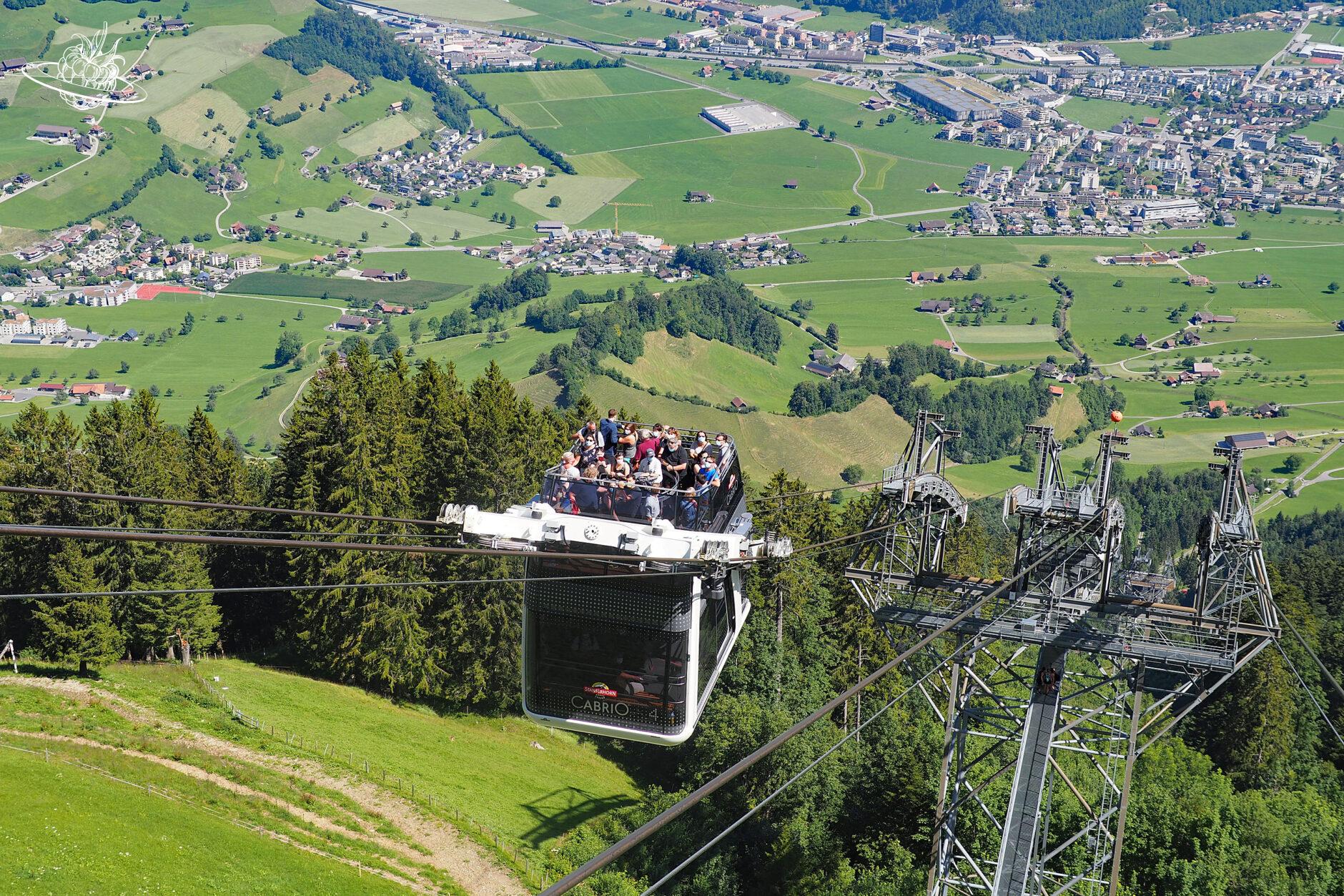 Seilbahn ohne Dach mit vielen Passagieren
