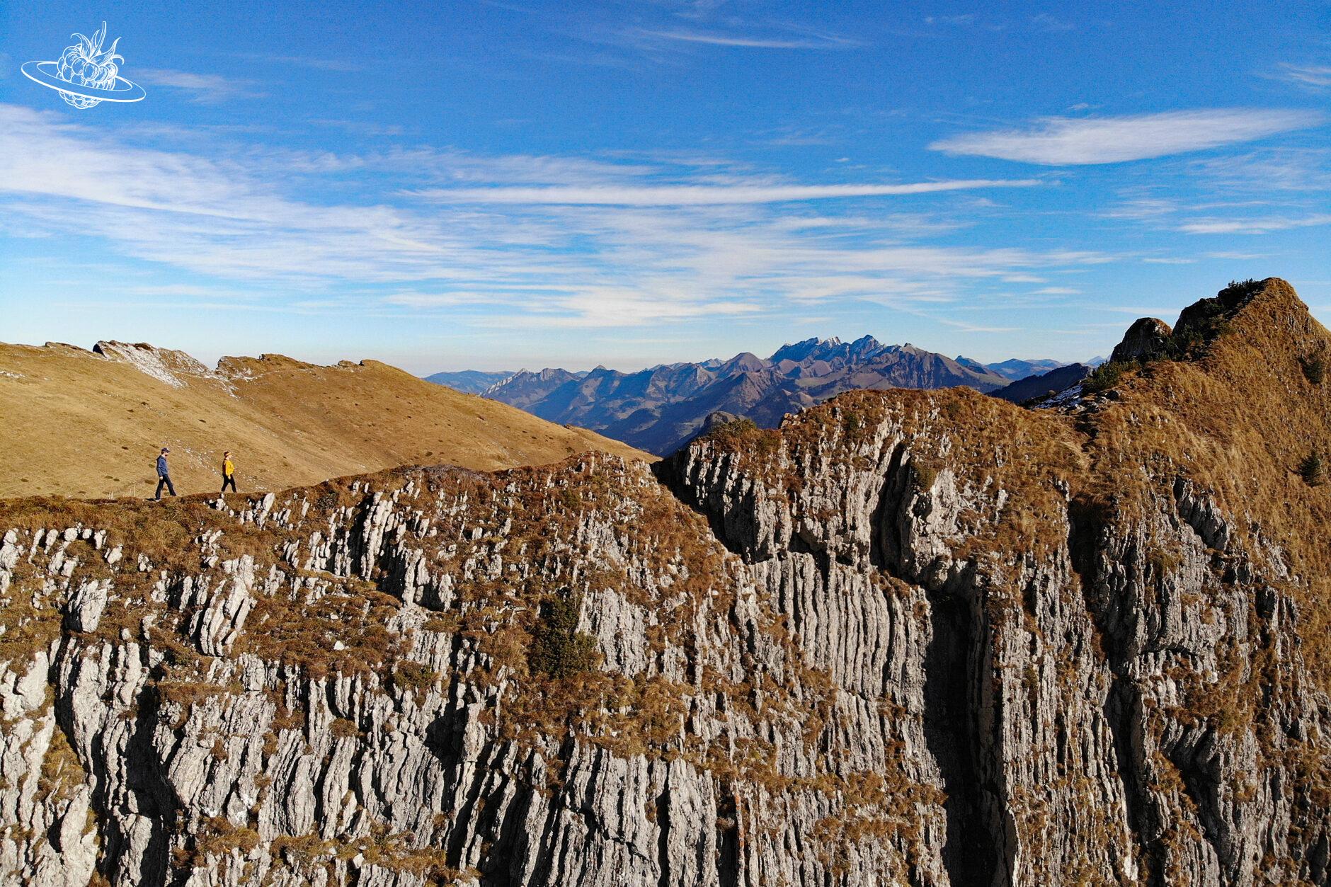 Mann und Frau auf der Bergkante