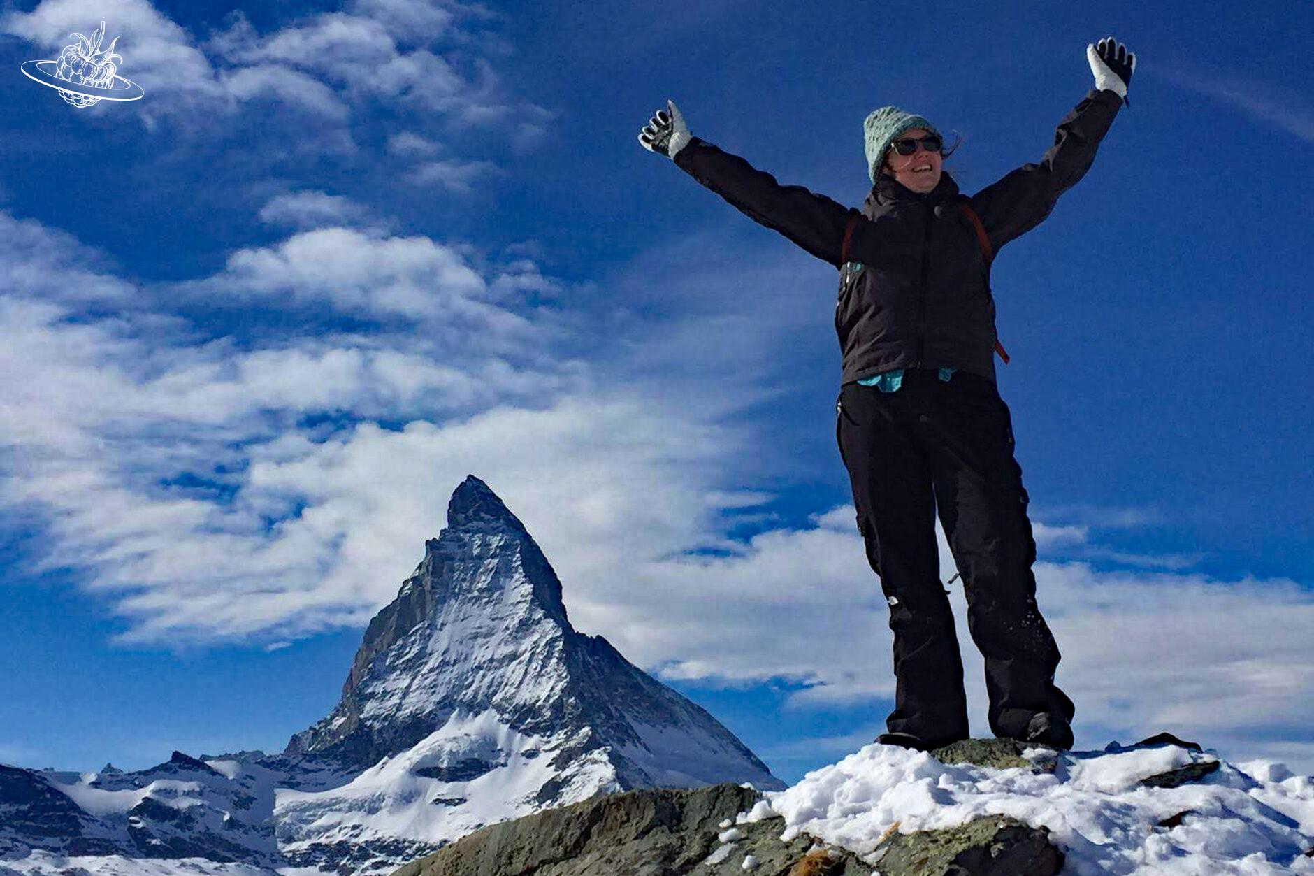 Frau vor der markanten Bergspitze des Matterhorns