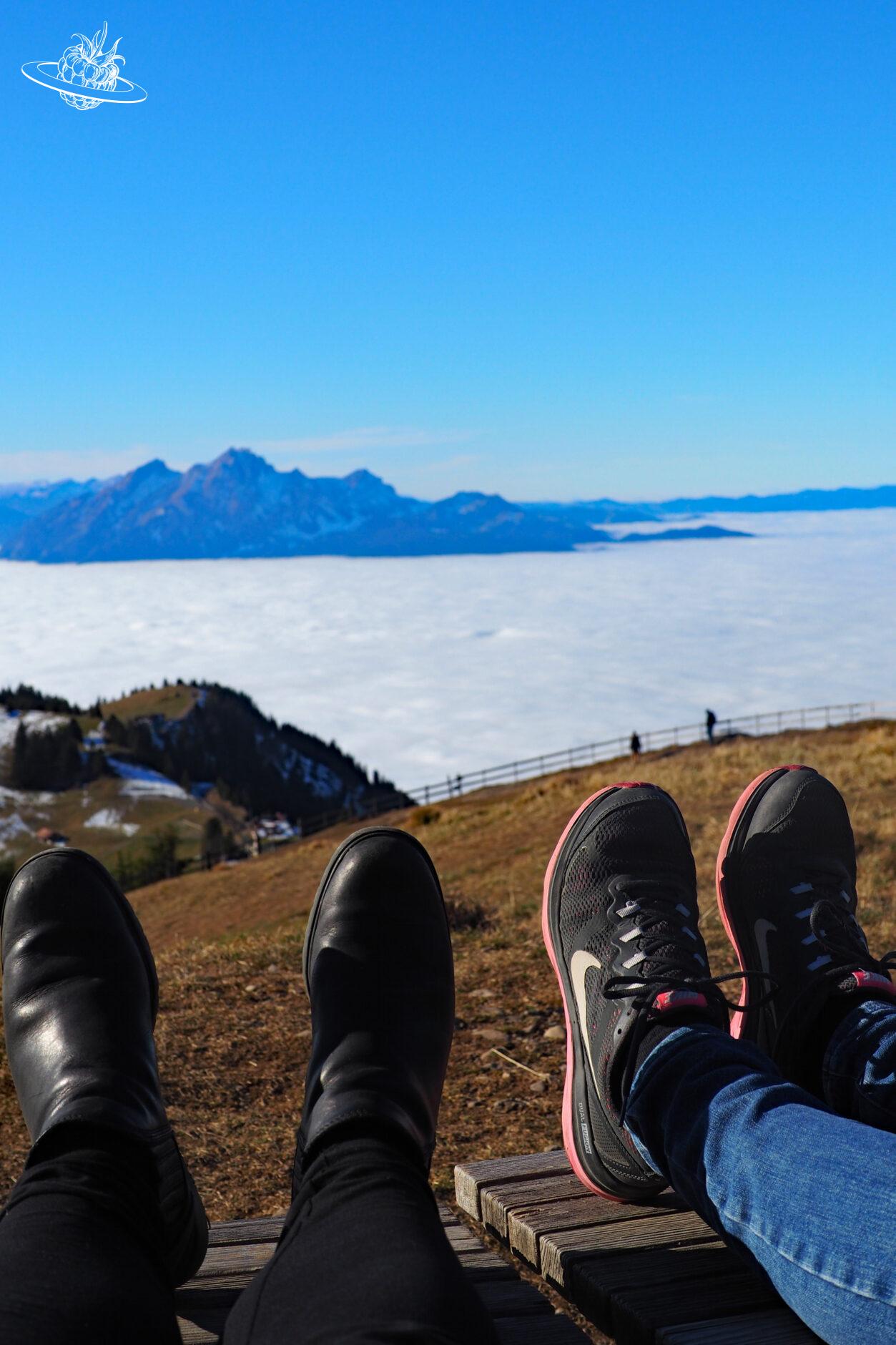 Füsse hoch auf einer Liegebank auf dem Rigi