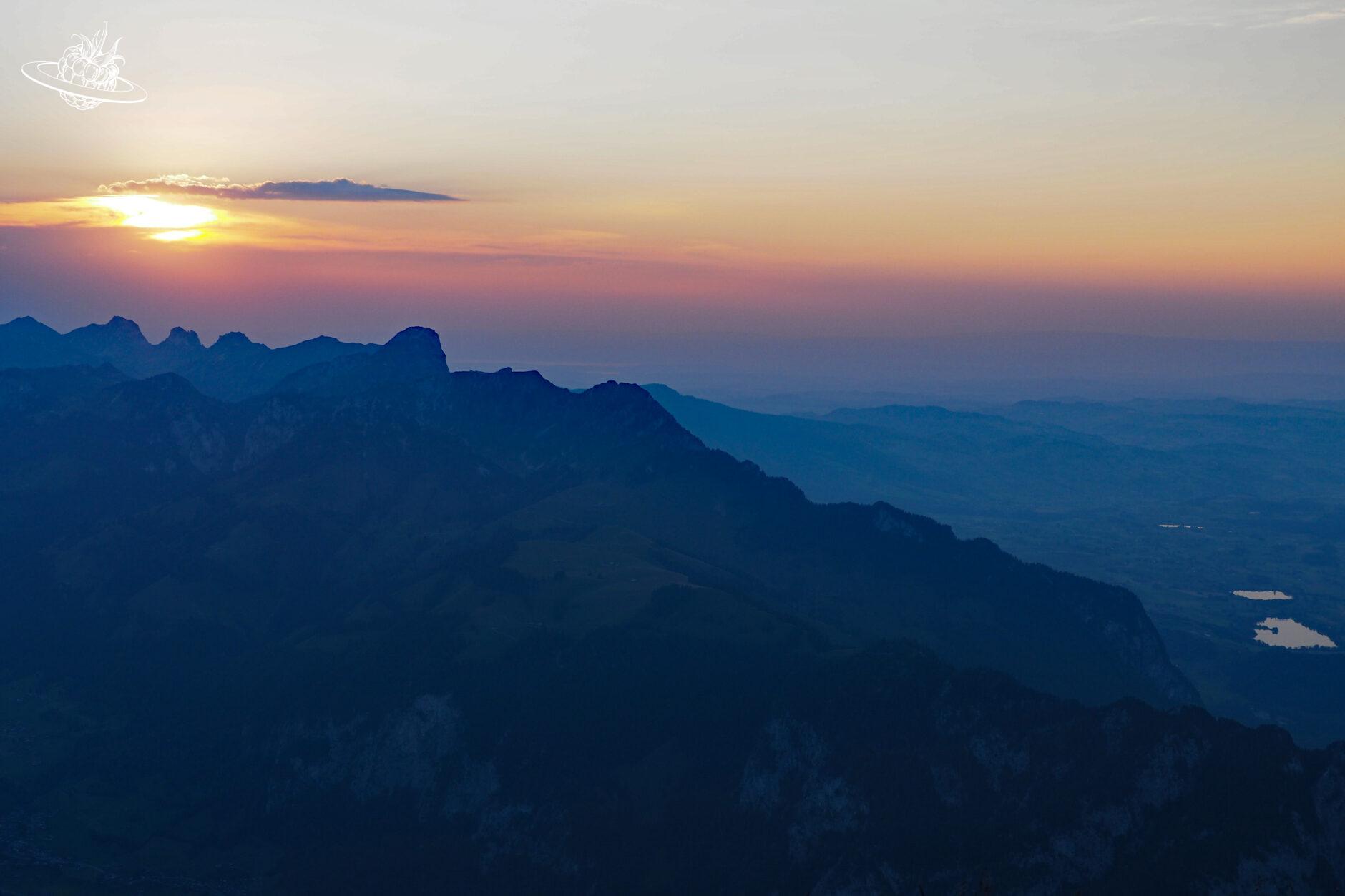 Sonnenuntergangsstimmung über den Bergen