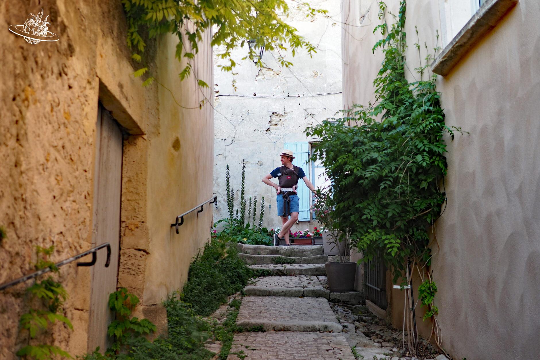 Mann wartend mit Säugling