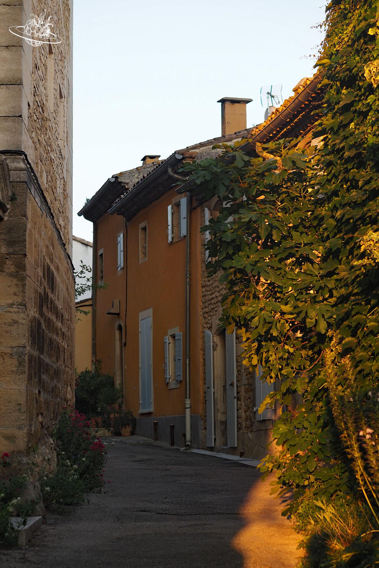 Enge Strassen in schönem Dorf
