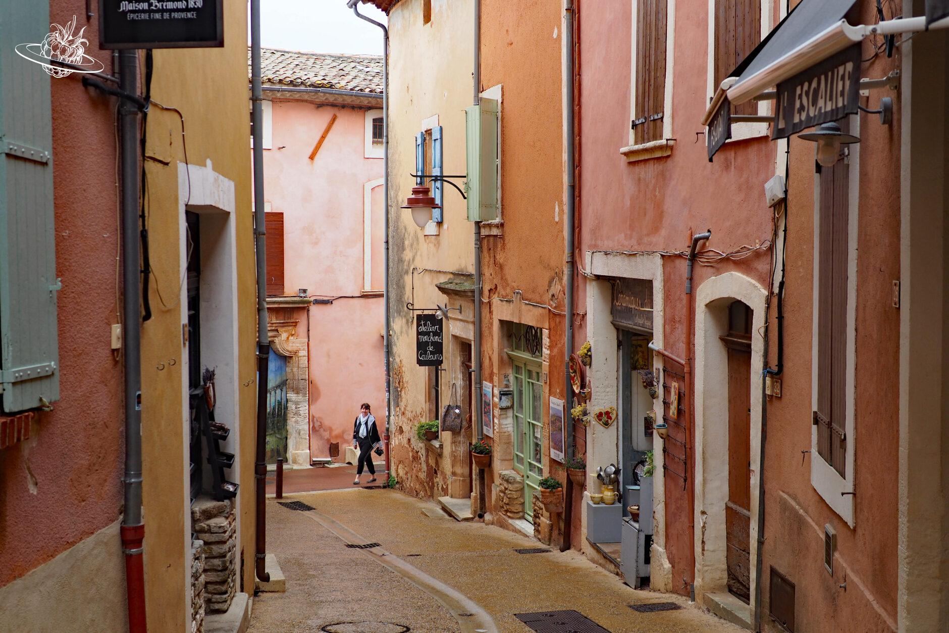 frau laeuft durch gasse