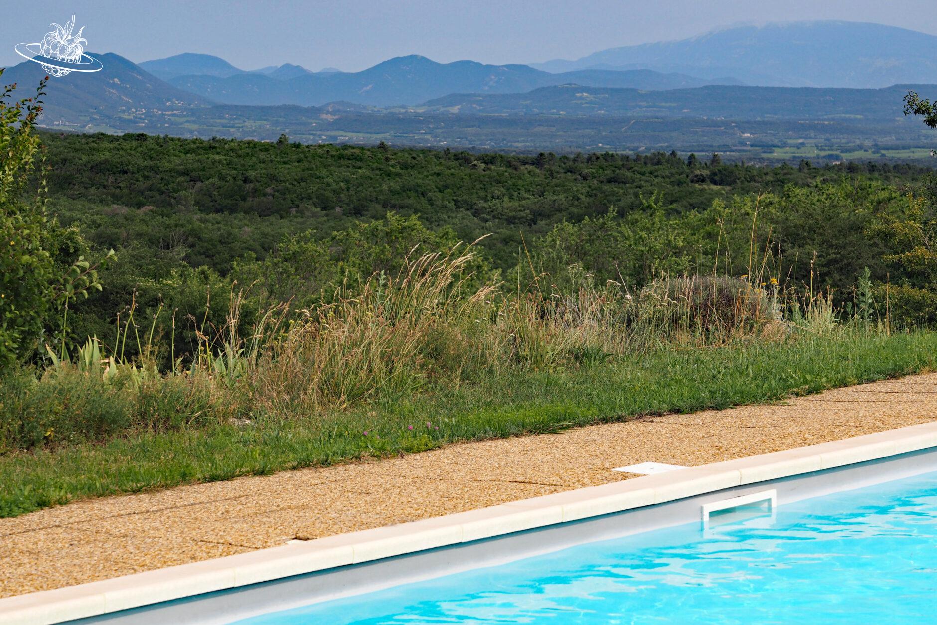 pool im vordergrund. landschaft im hintergrund
