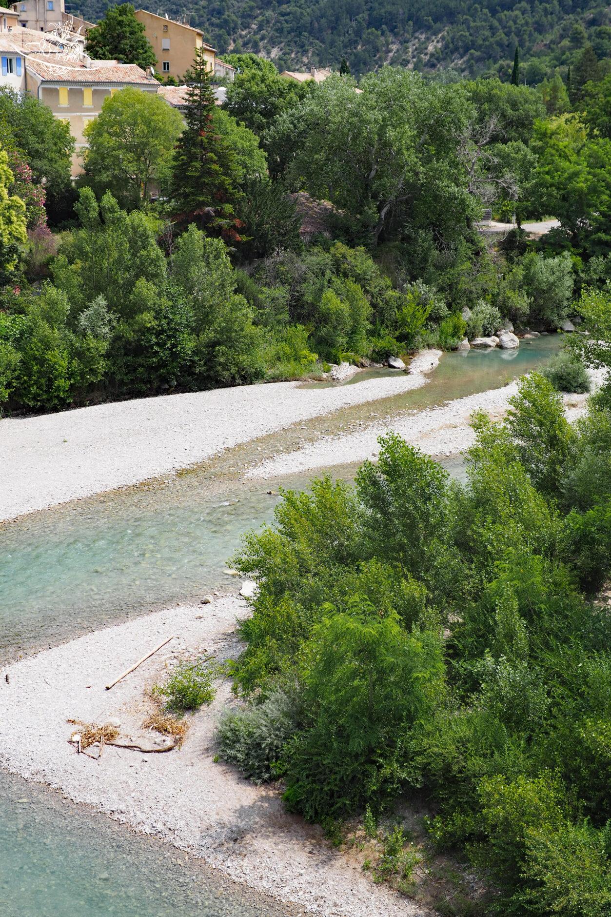flussbett mit wenig wasser