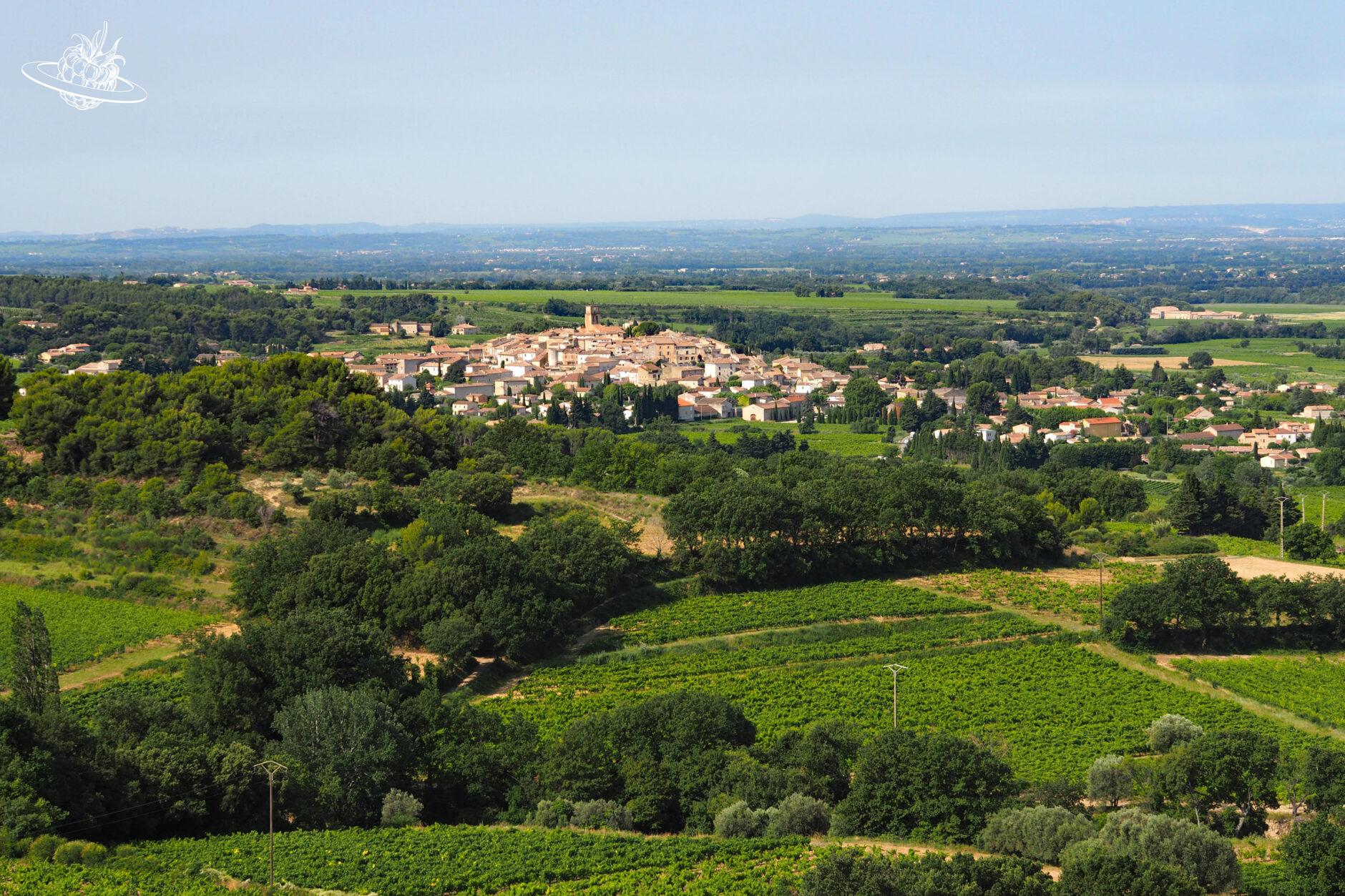 Blick auf ein kleines Dorf