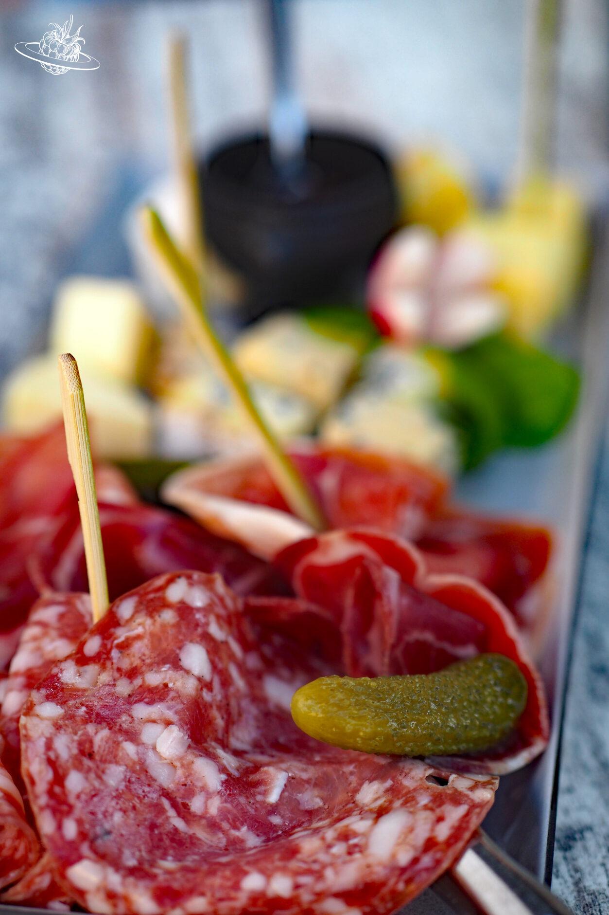 salami, essiggurke und käse