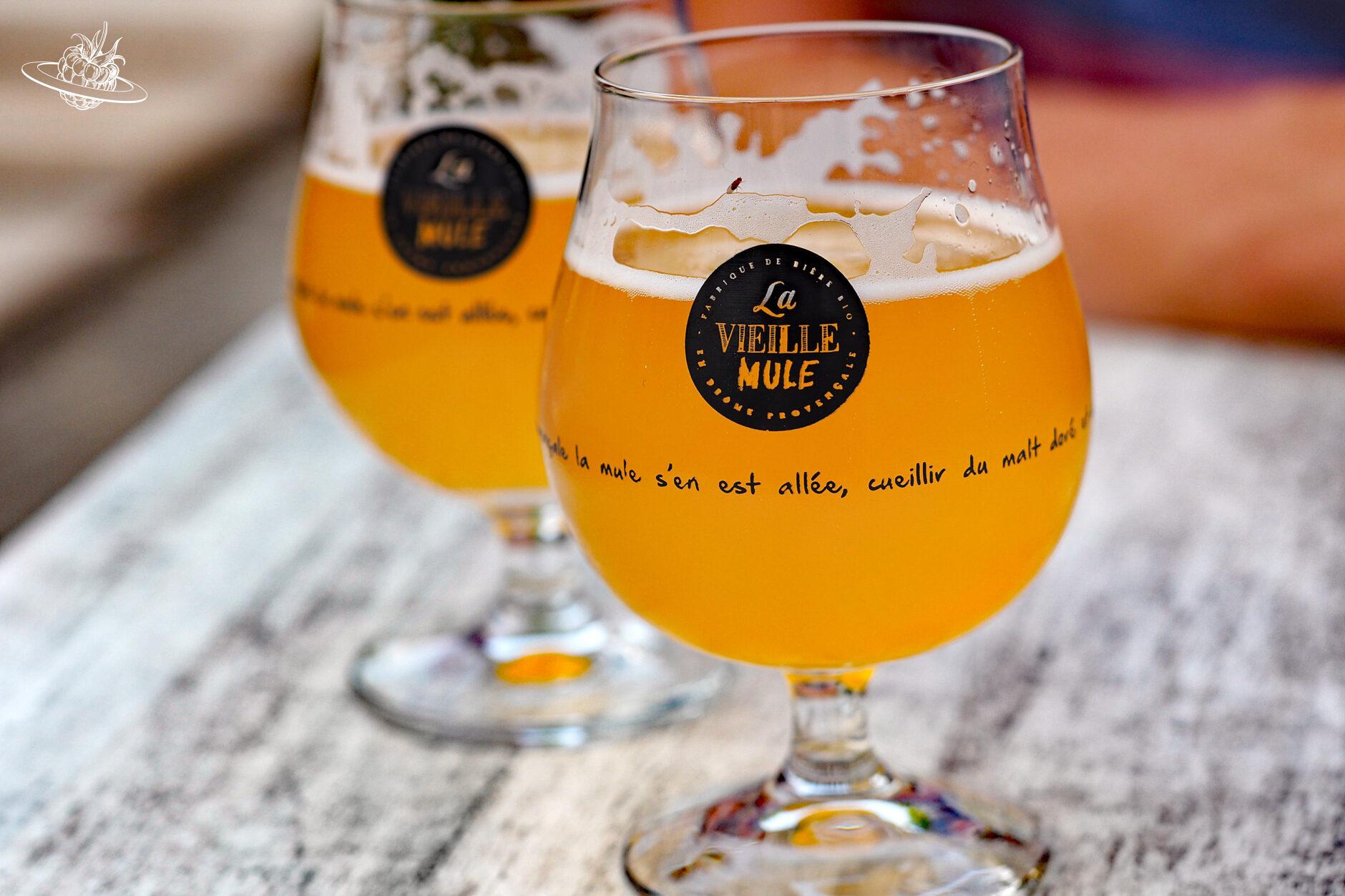 volle biergläser auf dem tisch