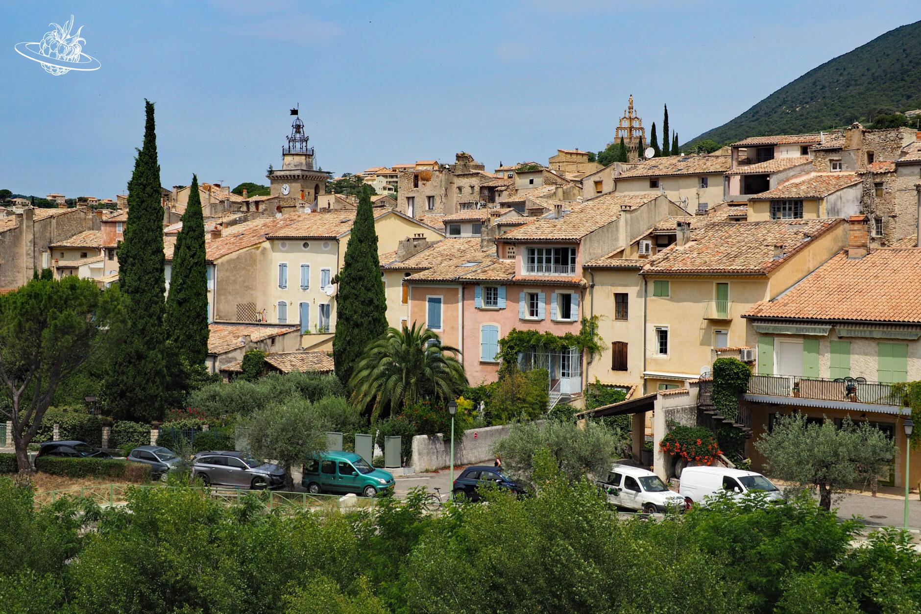 hübsche französische kleinstadt