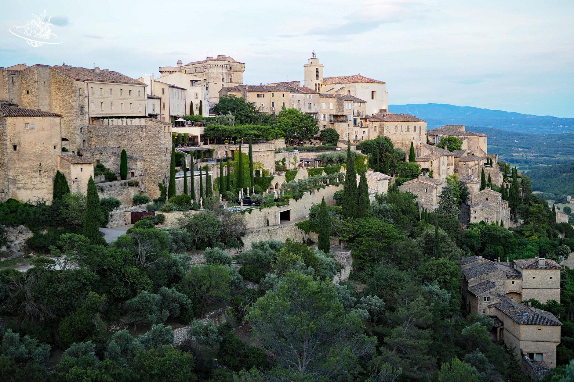 dorf am hang umgeben von viel grün