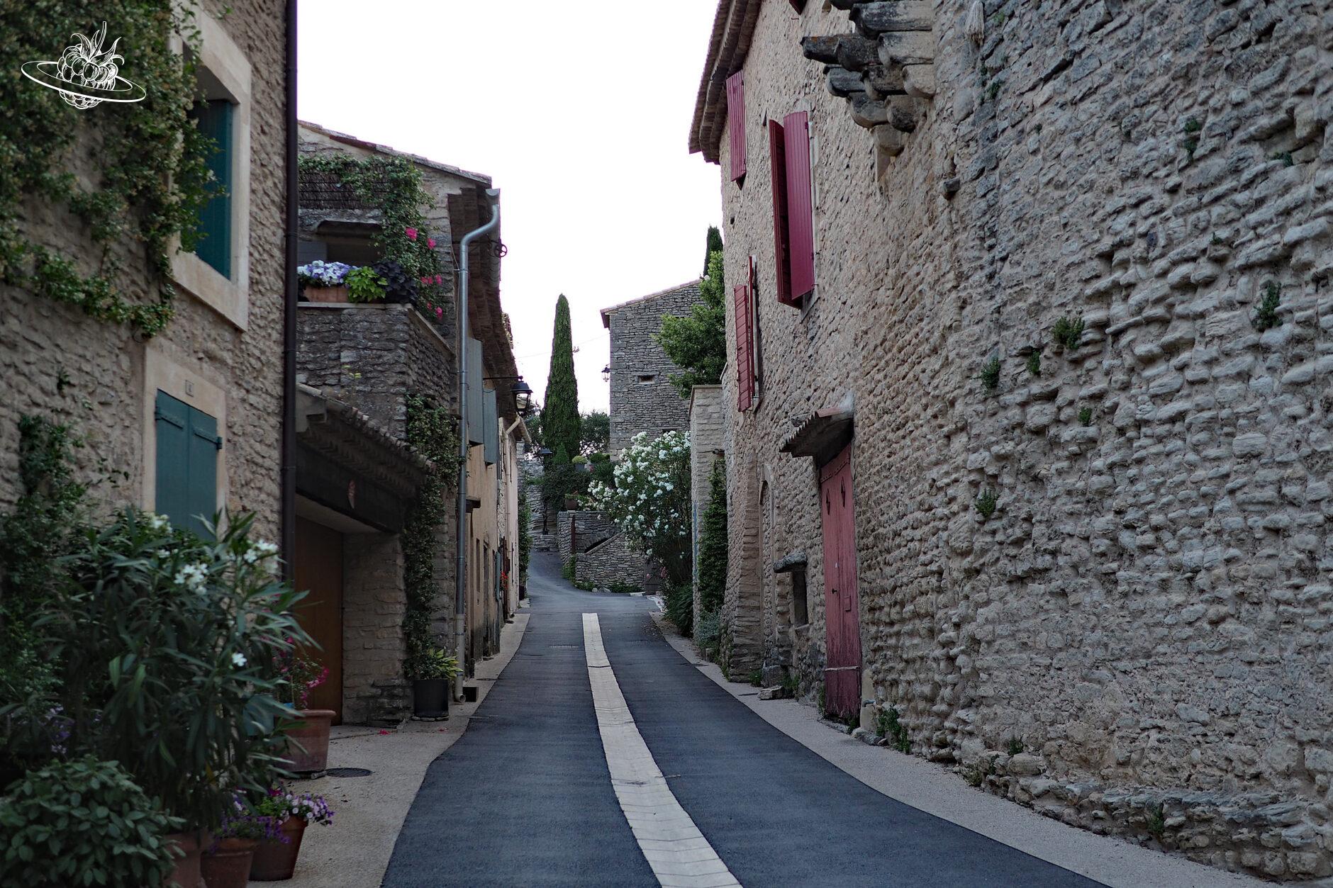 bunte steinige gassen in goult