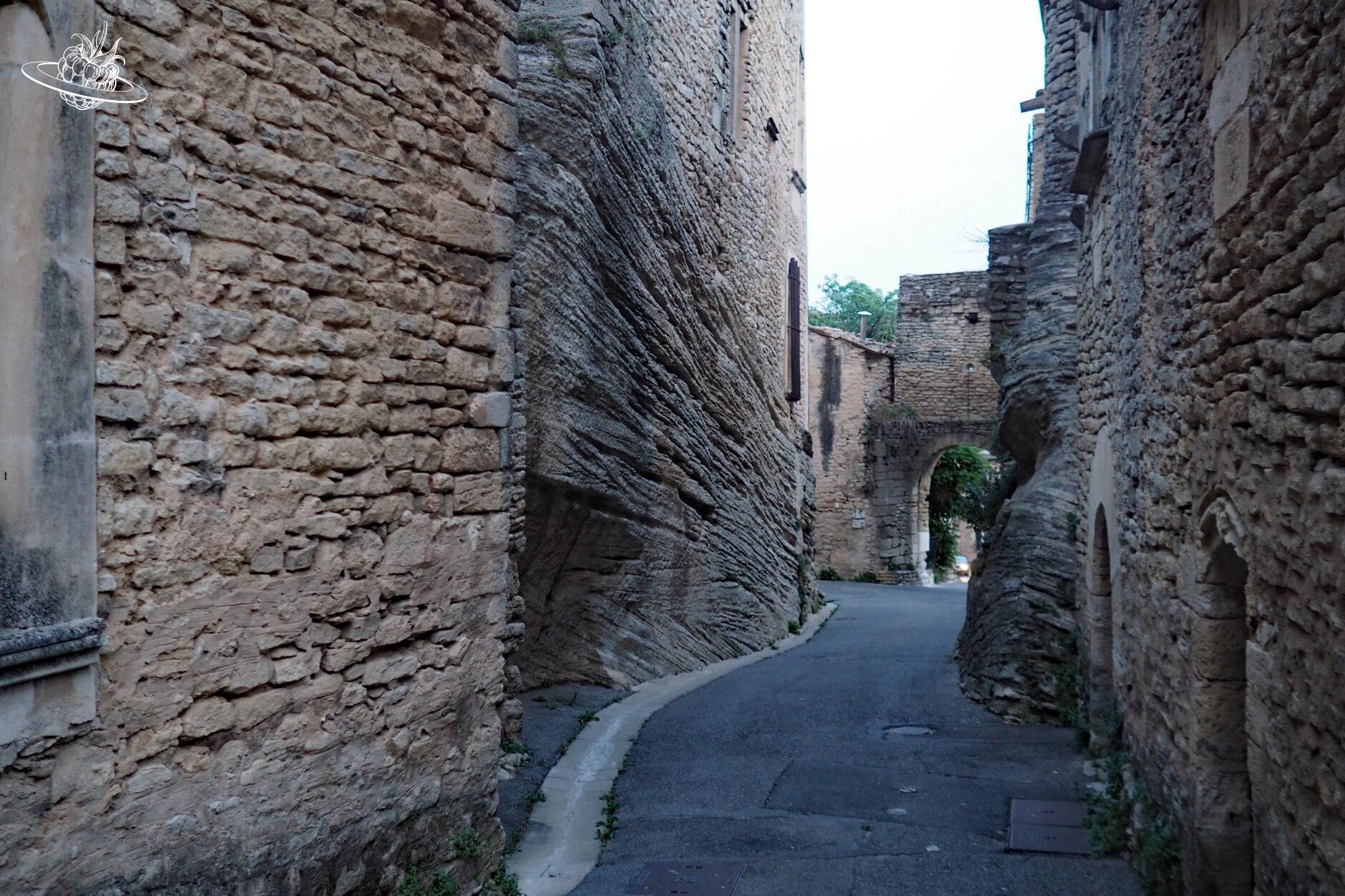 steingasse in schönem dorf