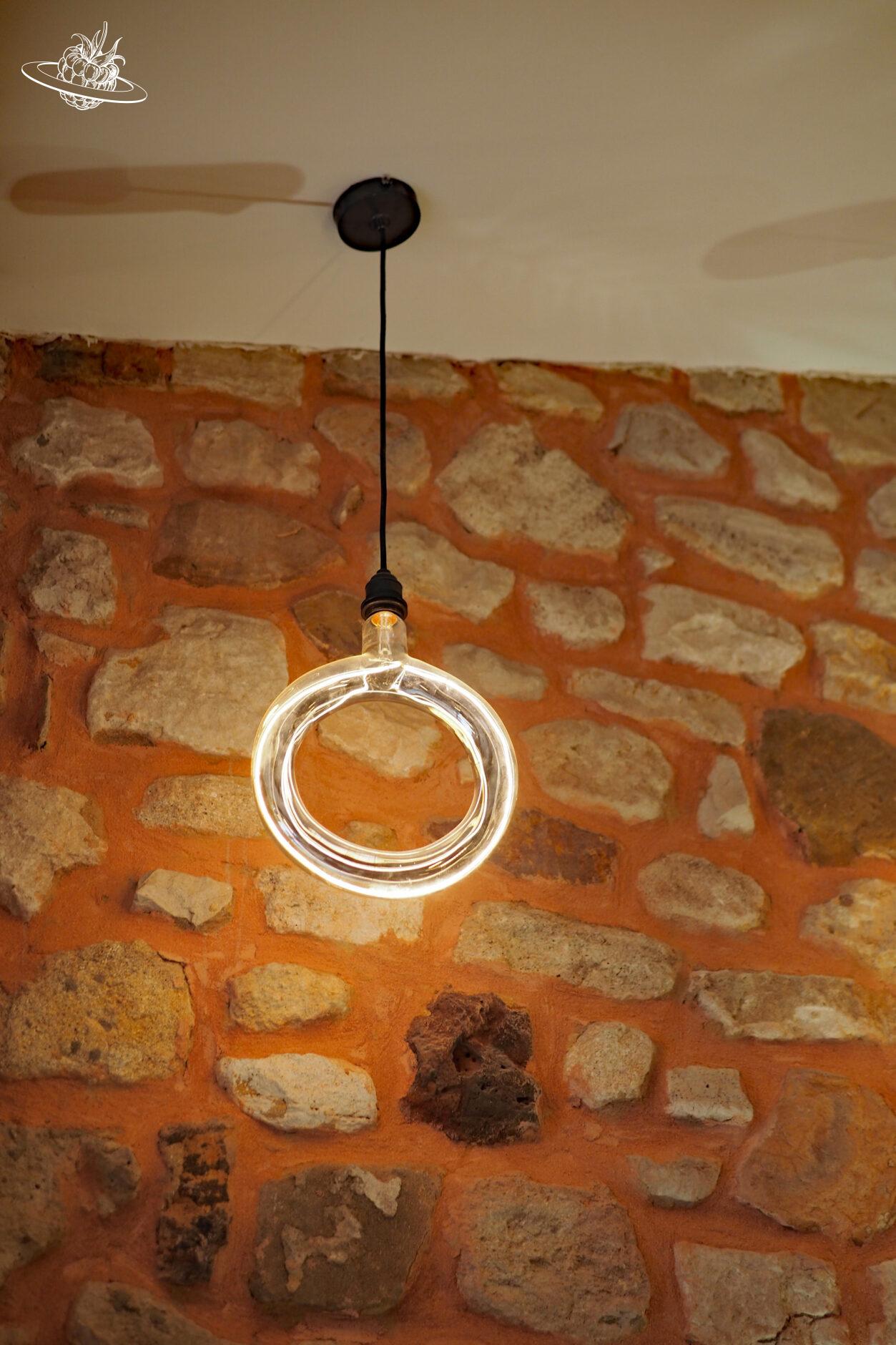 lampe mit ziegelsteinwand im hintergrund