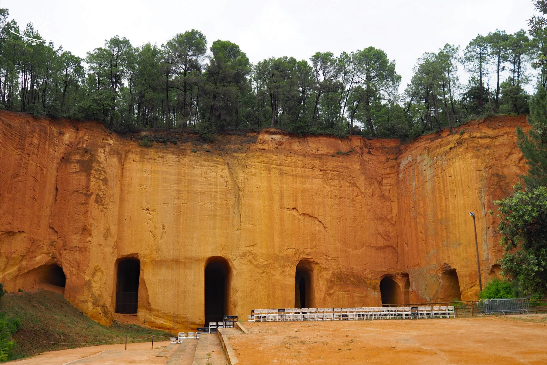 oranges felsgestein mit löchern