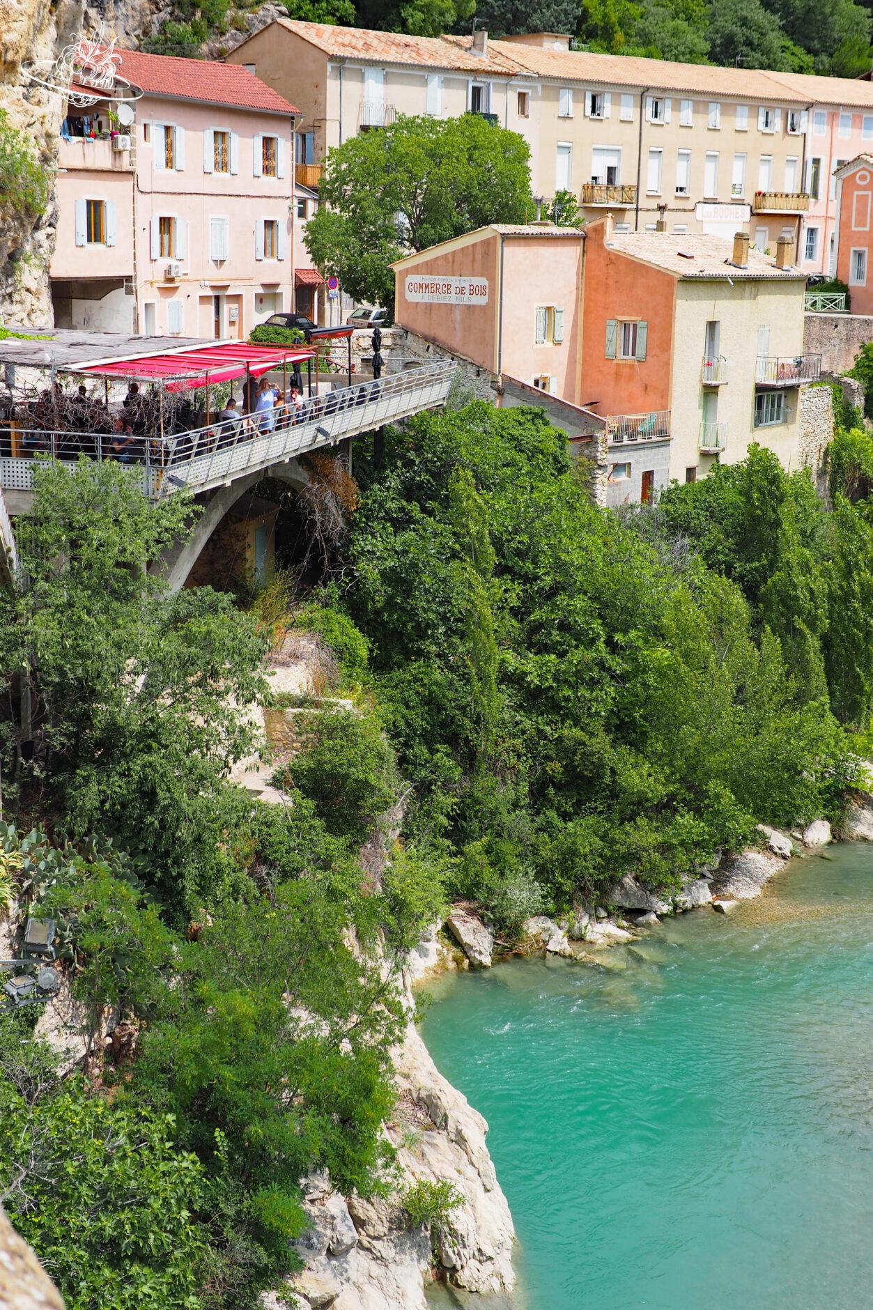 Blick auf Fluss und Restaurant