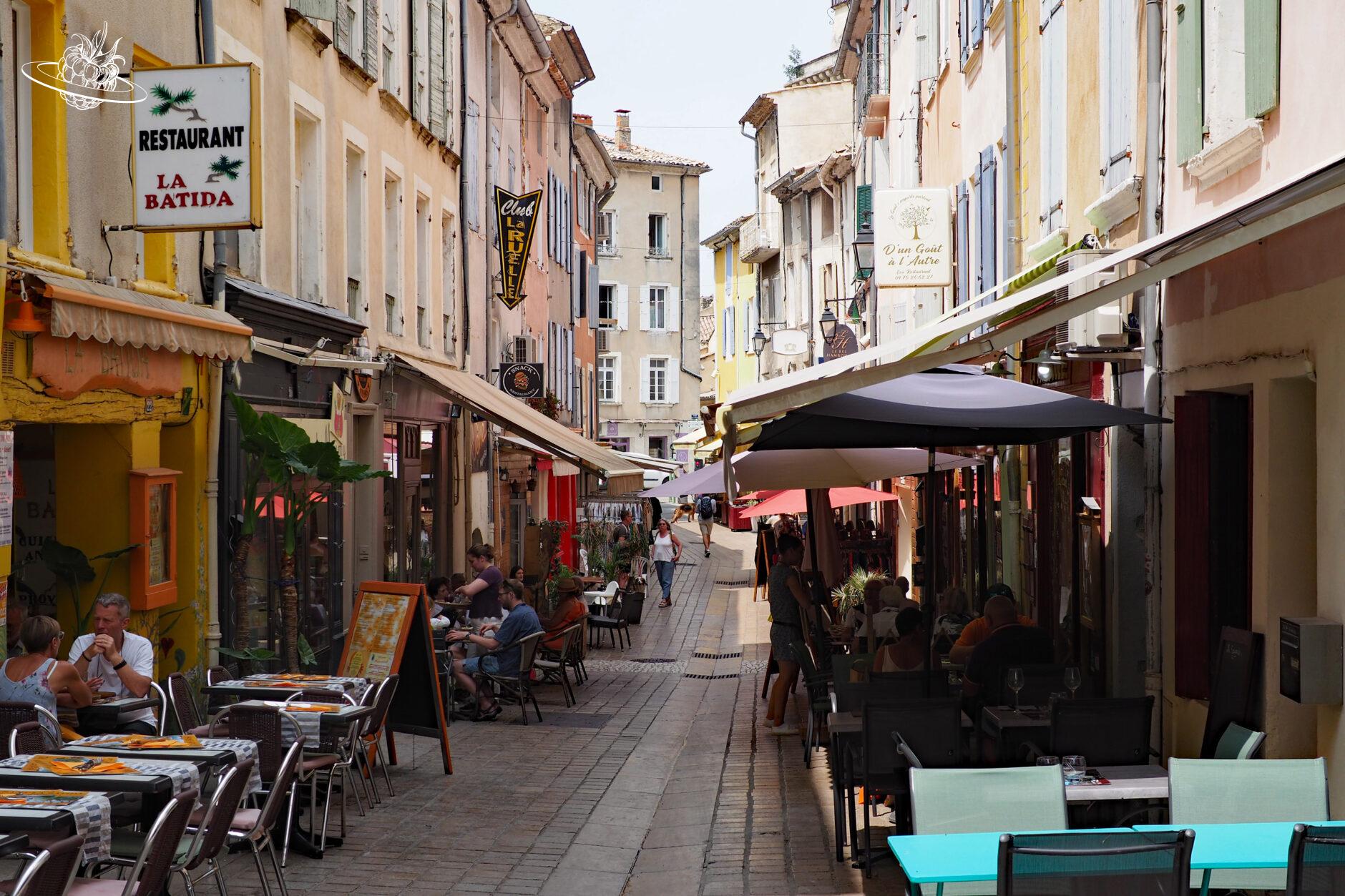 Gasse mit Restaurants