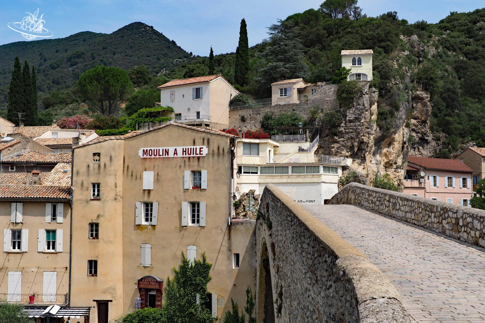 Blick auf restliche Brücke und Stadt von Nyons