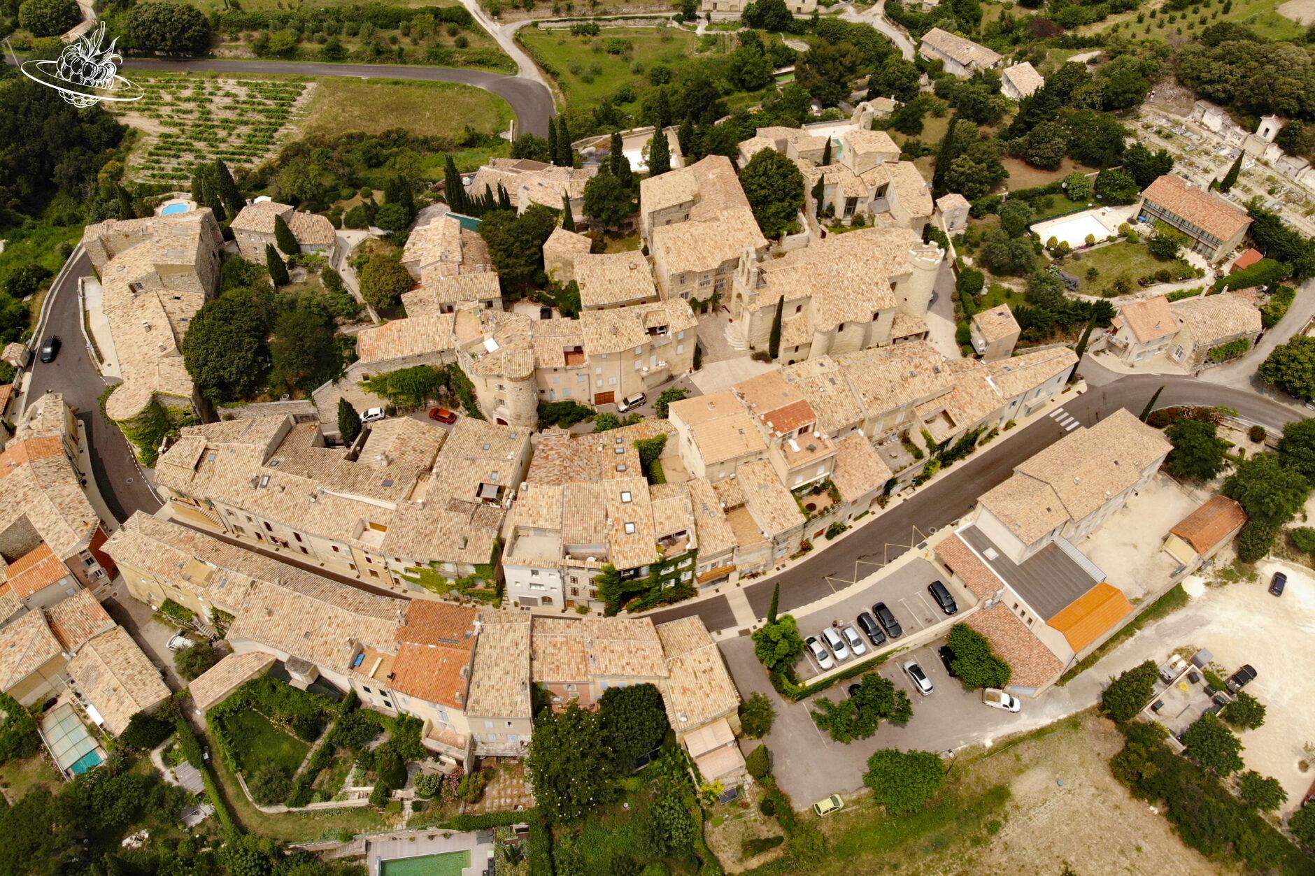 blick von oben auf ein dorf