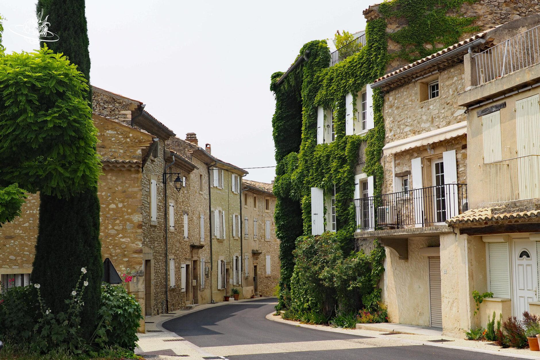 strasse durch schönes verlassenes dorf