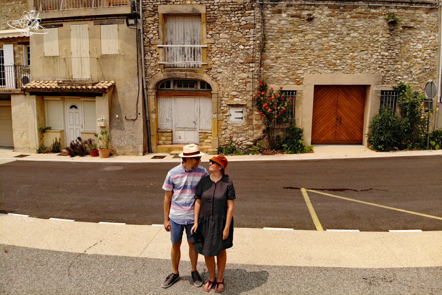 paar vor steiniger hauswand