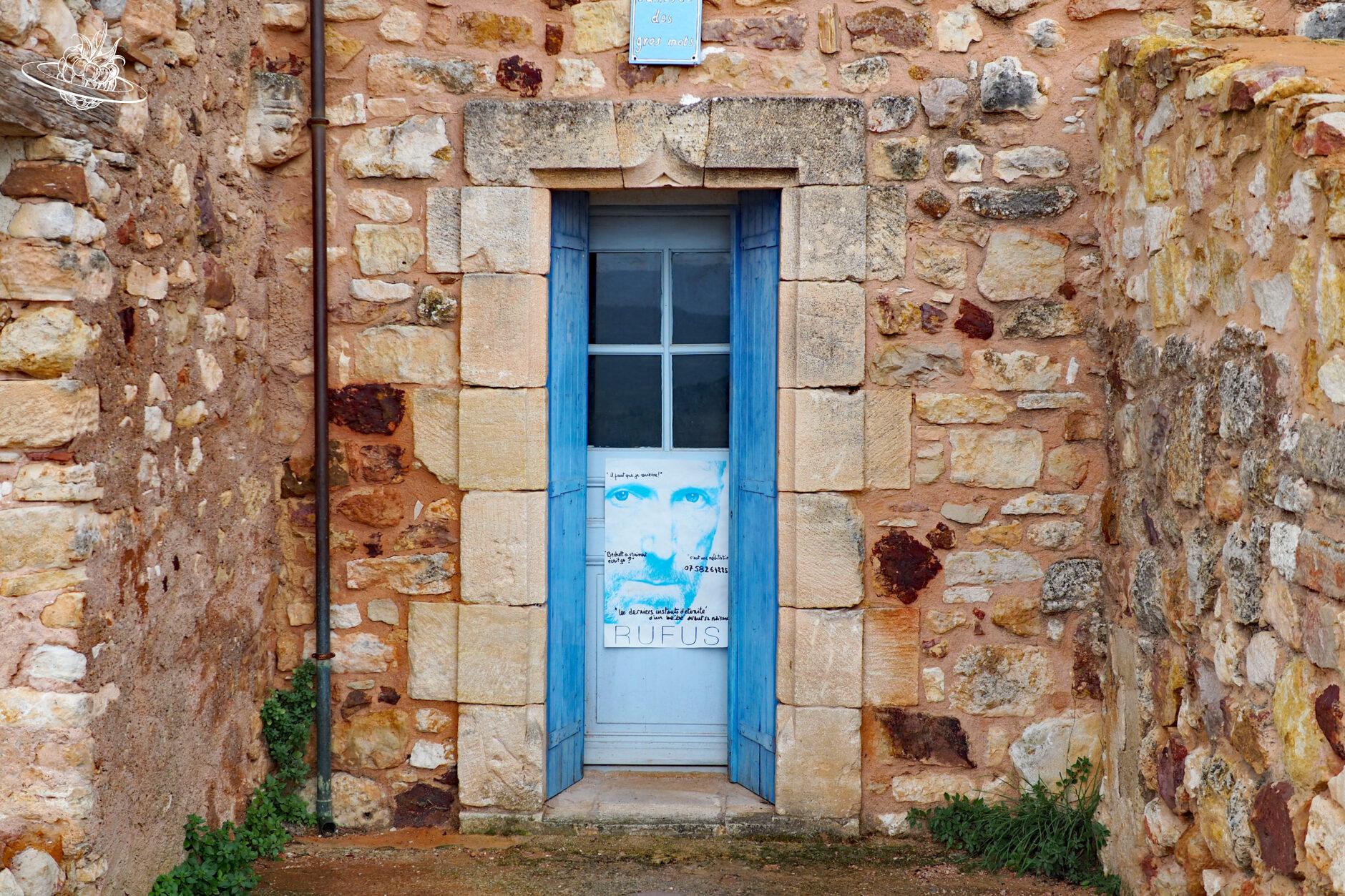 blaue tuer in der mauer