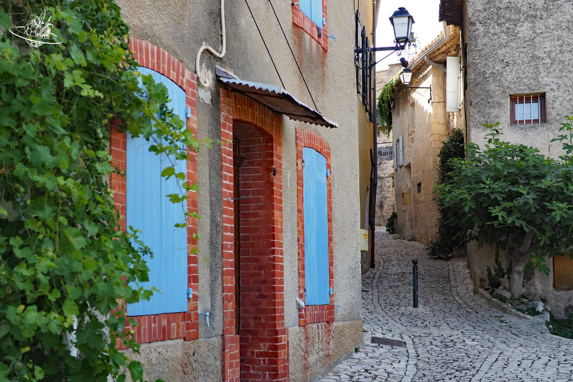 bunte haeuserfassade in dorf