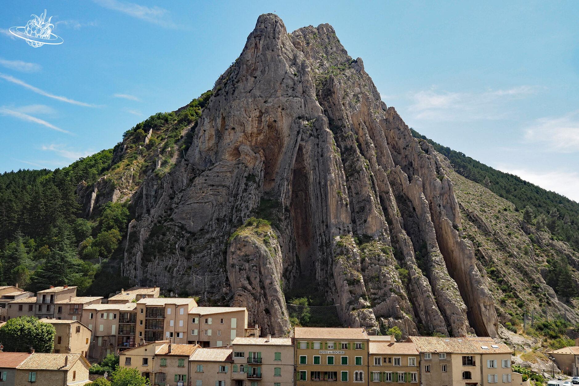stadt vor markantem berg