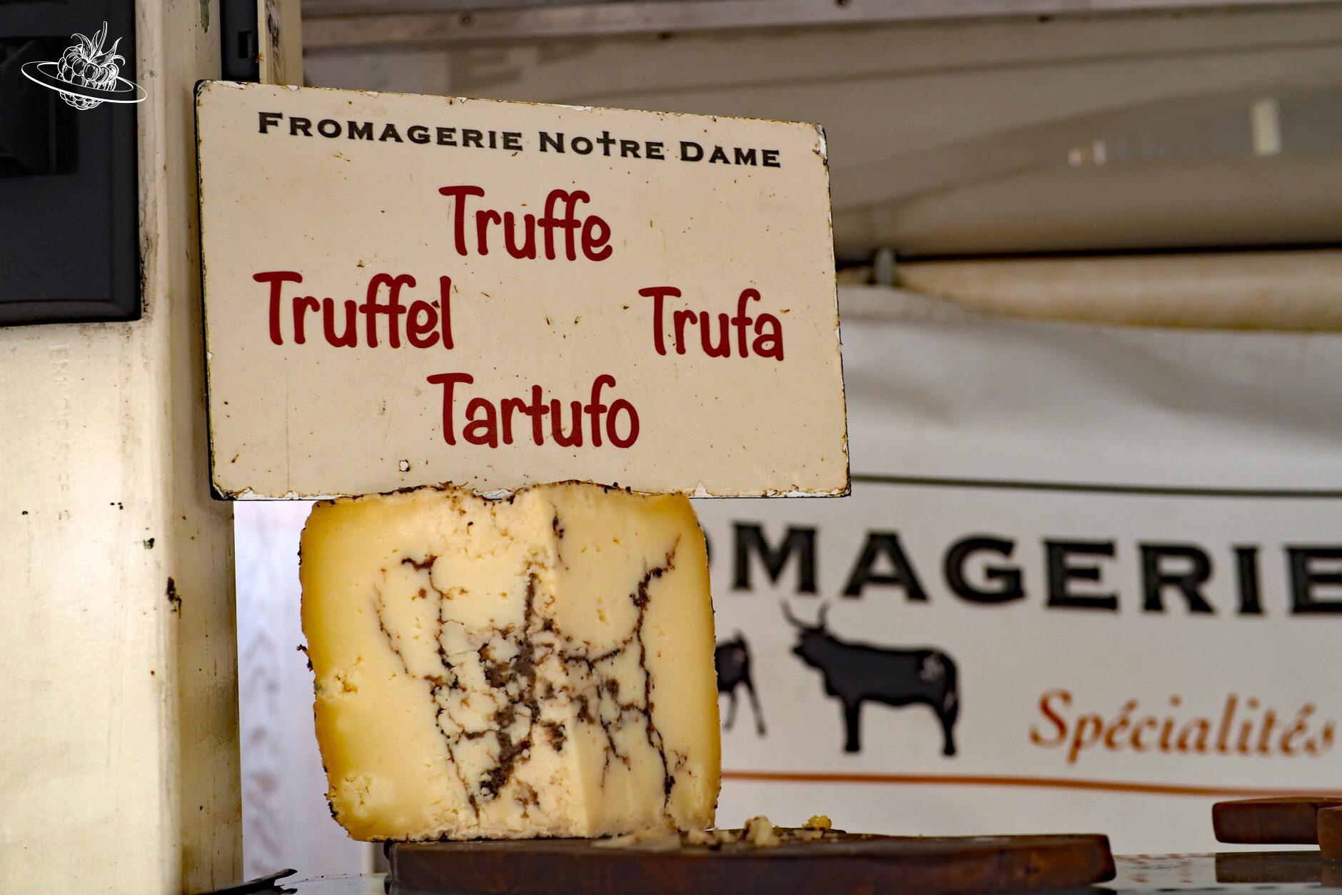 trüffelkäse auf theke