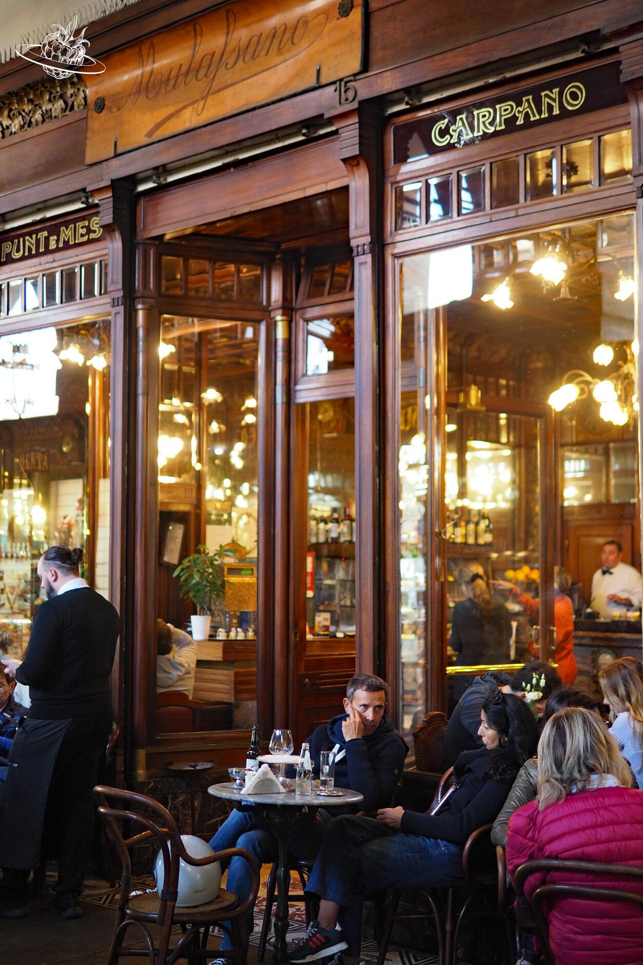 Menschen sitzen vor einem antiken Restaurant