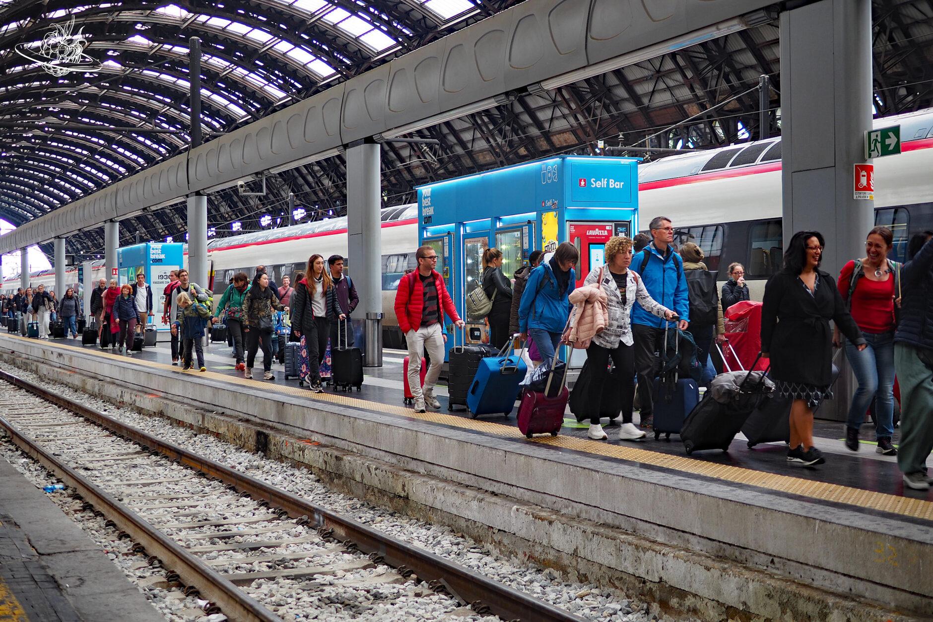 viele Reisende auf einem Perron in Mailand
