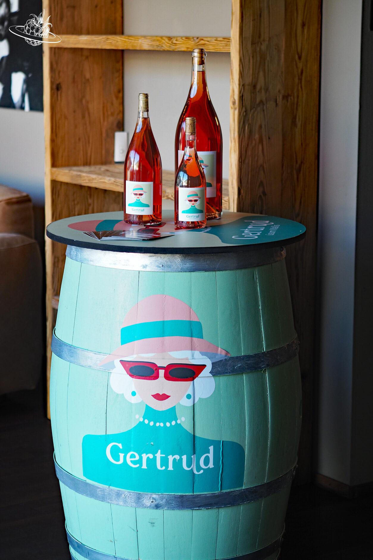 Getrud Rose auf Bierfass