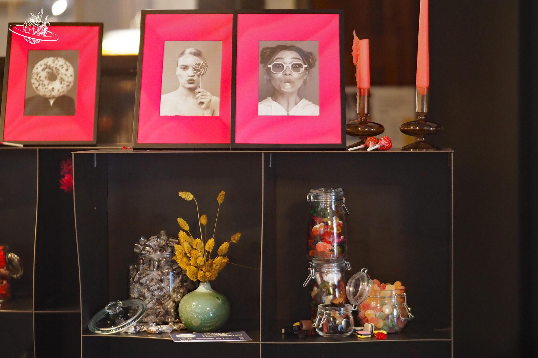 Rosaroter Bilderrahmen