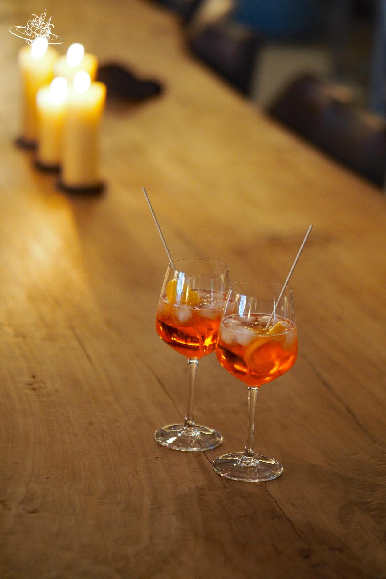 2 Apéro-Getränke auf dem Tisch
