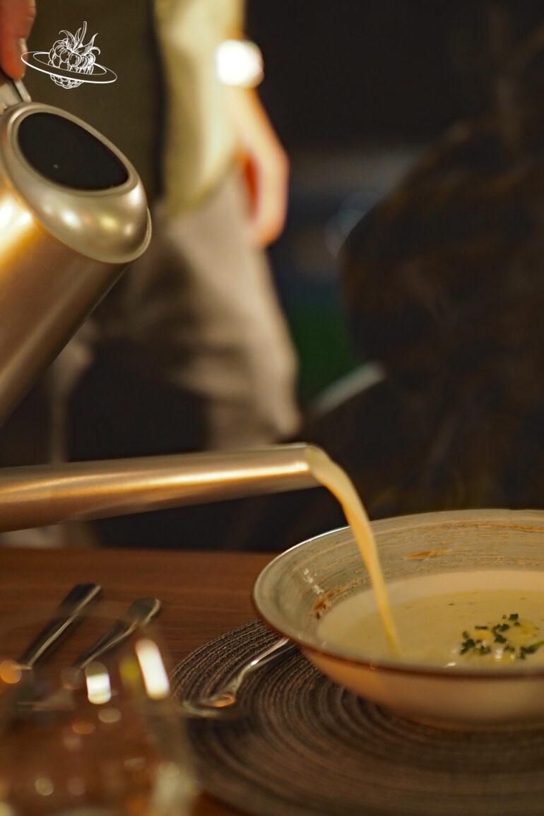 Mit der Gusskanne die Suppe servieren