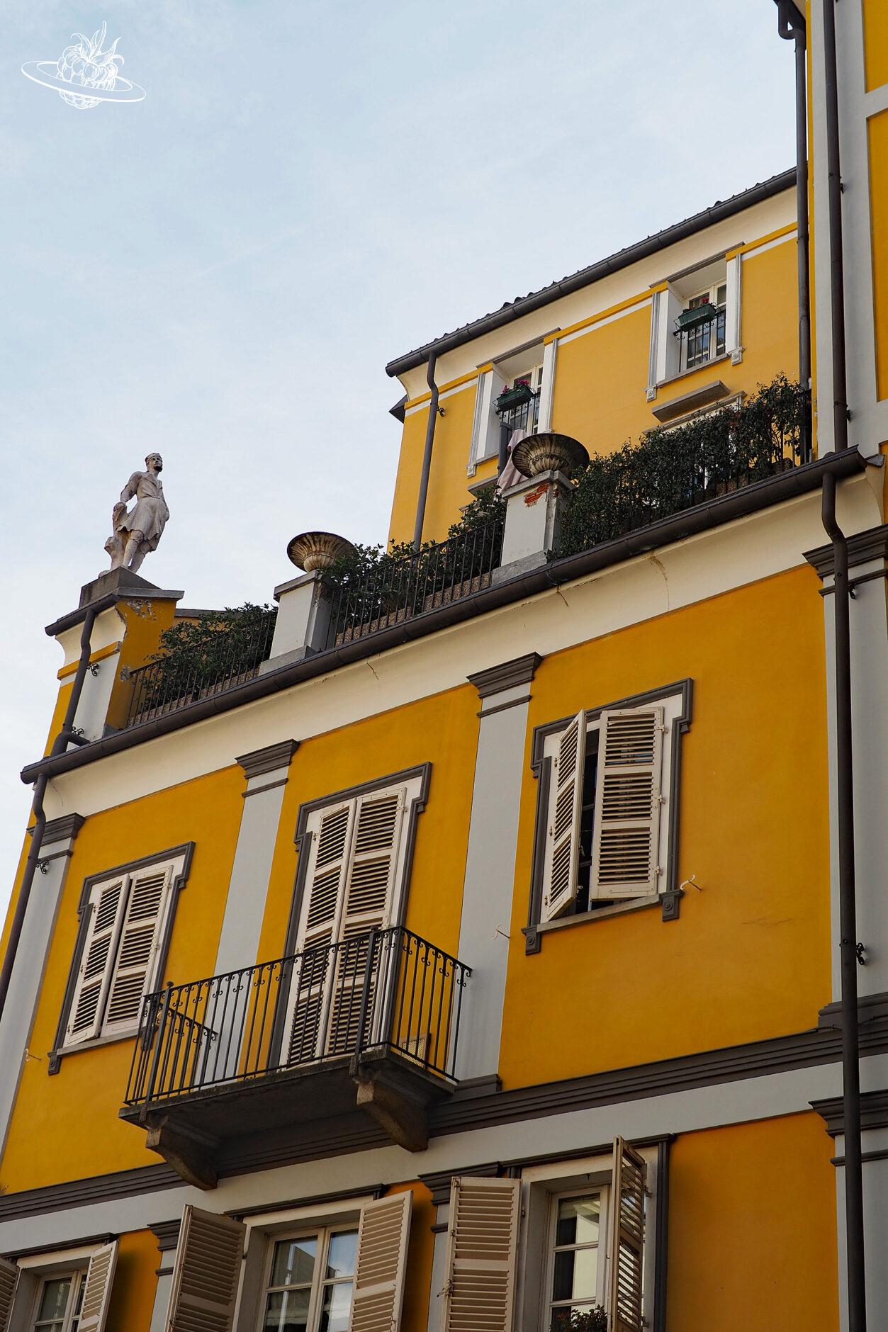 Gelbes Haus mit hübscher Dachterrasse