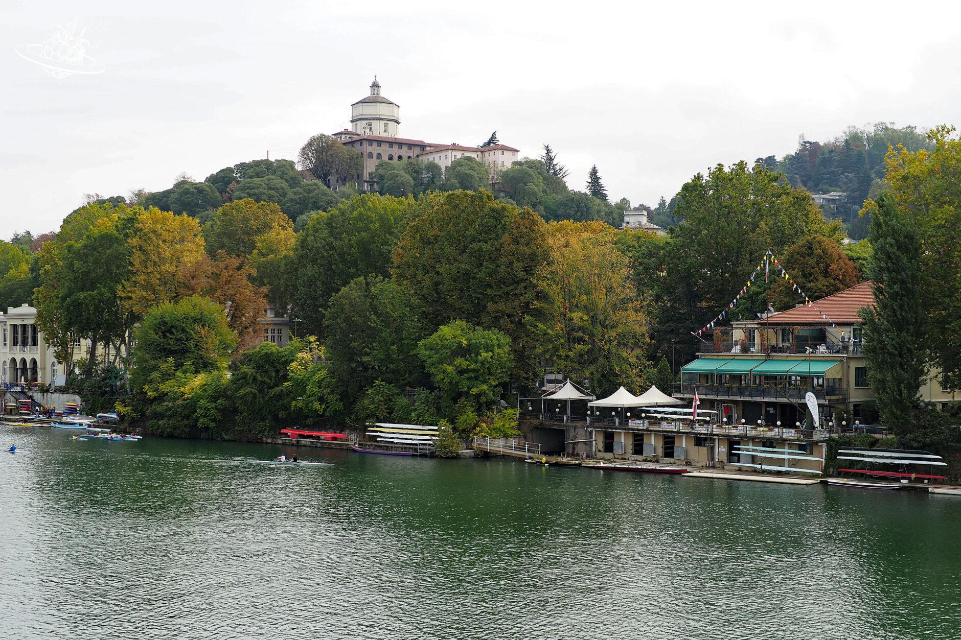 Restaurant am Ufer des Flusses